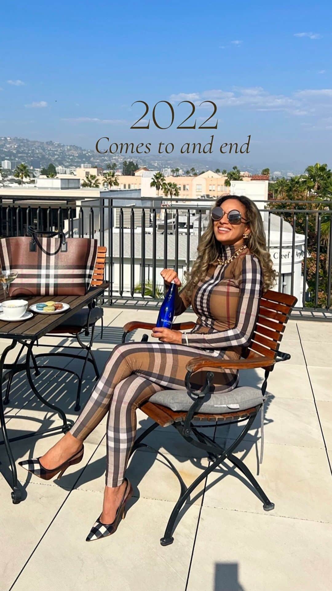 Sarah Mundoのインスタグラム：「Goodbye 2022. Happy New Years!  It was full of many accomplishments, discoveries, and surprises! Can’t wait to share what’s in store for 2023!  #NYE #2022 #yoga #aeathetics #wellness #mom #family #motherhood #fashion」