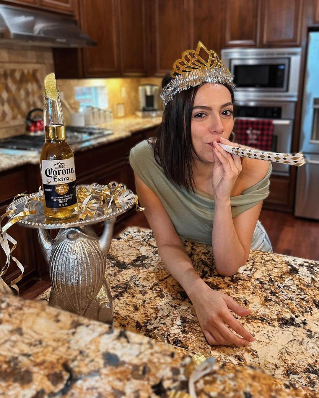 ベサニー・モータさんのインスタグラム写真 - (ベサニー・モータInstagram)「It’s almost 2023! Can’t think of a better way to kick off my partnership with @coronausa 🍻 Wishing you all a very fun and very safe NYE! #LaVidaMasFina #For21+ #ad」1月1日 5時25分 - bethanynoelm