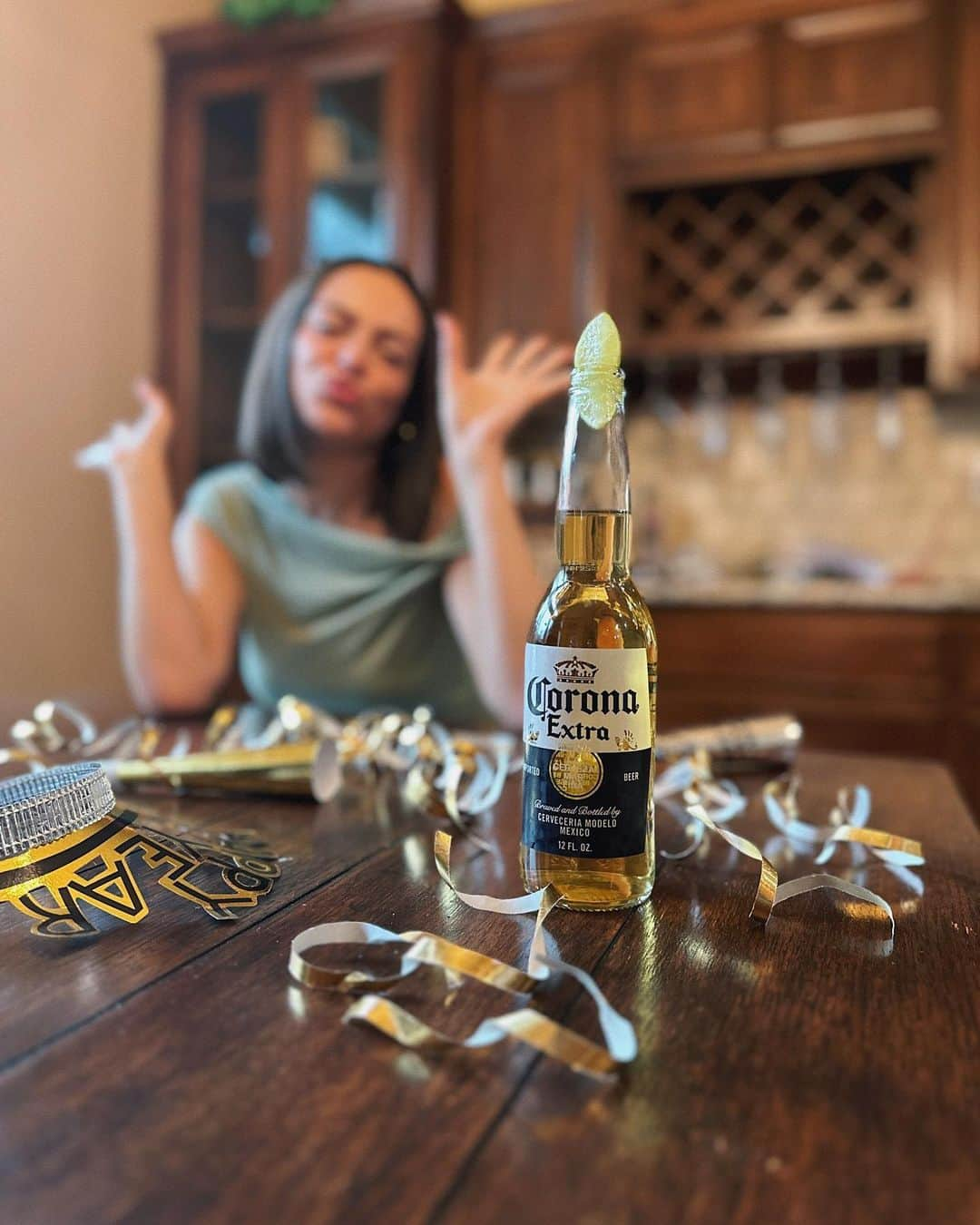 ベサニー・モータさんのインスタグラム写真 - (ベサニー・モータInstagram)「It’s almost 2023! Can’t think of a better way to kick off my partnership with @coronausa 🍻 Wishing you all a very fun and very safe NYE! #LaVidaMasFina #For21+ #ad」1月1日 5時25分 - bethanynoelm