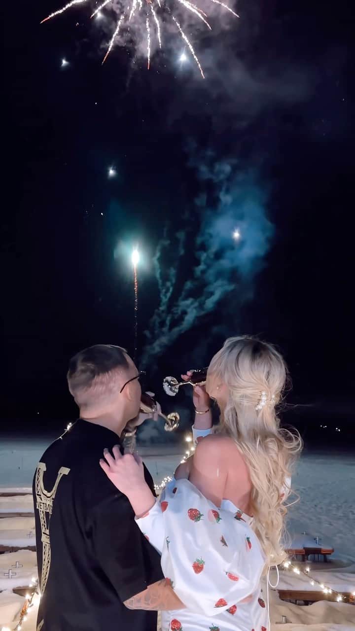 Крошка Алекс о взрослой жизниのインスタグラム：「С Новым годом друзья!🔥💜」