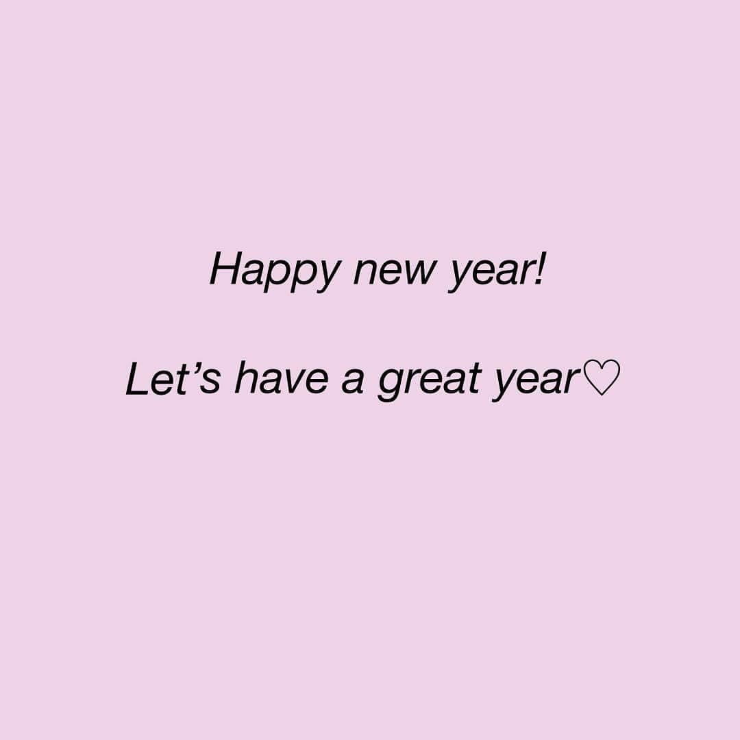 内田新菜のインスタグラム：「2023年新年明けましておめでとう御座います🎍🎌  側で支えてくれた人、なかなか会えなかったけど繋がっていてくれてる人、私の大切なお客様、家族、想えば数えきれない程の方達に昨年もお世話になりました🥰  どうぞ変わらず今年も宜しくお願いします🥺🤲✨✨  2023年のハッキリとした目標はまだ曖昧ですが、息子も今年の夏には15歳になるし、（きっと残り少ない）子育てを思いっきり楽しみたいな👦⚽️❤️  中学2年生✨身長はもう170程まで伸びてますが、私（達）がイメージする中2とは全然違く、まだまだ可愛い👶ので子育て中の皆様はご安心を❣️笑  昔から子育ての質問って案外多くて、 今度"親バカで何が悪いの？"ってタイトルでここにコラムでも書いてみようかな？😁  それでは、 皆様にとって今年も最高の一年になります様に…🙇‍♀️💝  #元旦」
