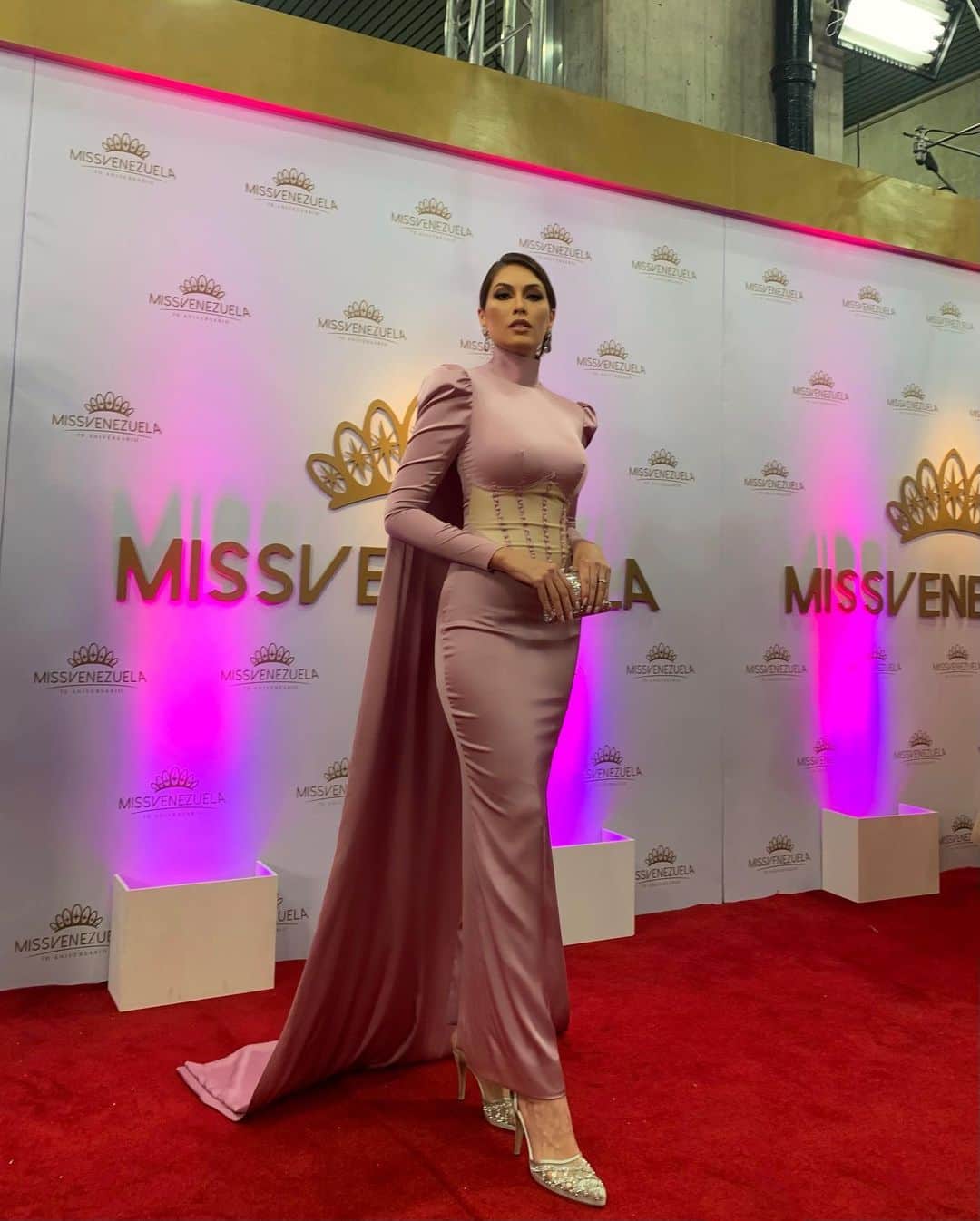 María Gabriela Isler Moralesのインスタグラム：「Antes de que termine el año quiero honrar una de las grandes facetas de mi vida, la profesional✨; y es que este año 2022, una vez más, tuve el honor de formar parte de la temporada de la belleza del @missvenezuela en su edición 70 aniversario 👑.   Fueron meses en los que conocí a mujeres maravillosas, en los que pude ver el trabajo de profesionales increíbles en cada una de sus áreas 🙌🏻, donde aprendí desde la experiencia y junto a equipos de trabajo multidisciplinarios y en los que descubrí que puedo seguir siendo mamá 💖 regalándome espacios para seguir creciendo a nivel laboral.   Gracias a quienes me acompañaron a celebrar la noche más linda de Venezuela 🇻🇪, especialmente a mi querido @alejandrofajardo 🔝 quien confeccionó tanto mi vestido color lila como el rojo que utilicé para la grabación de la pregunta final.   Gracias a @nayibewarchausky y a @gwittels por los accesorios 🙏🏻 y a @calzadoezio por sumarse a estos looks mágicos que me hicieron sentir muy cómoda 👏🏻.   Gracias también a @juliomoram por apoyarnos en los ajustes finales y a Luis Escobar por tu buena disposición de siempre 🤩.」