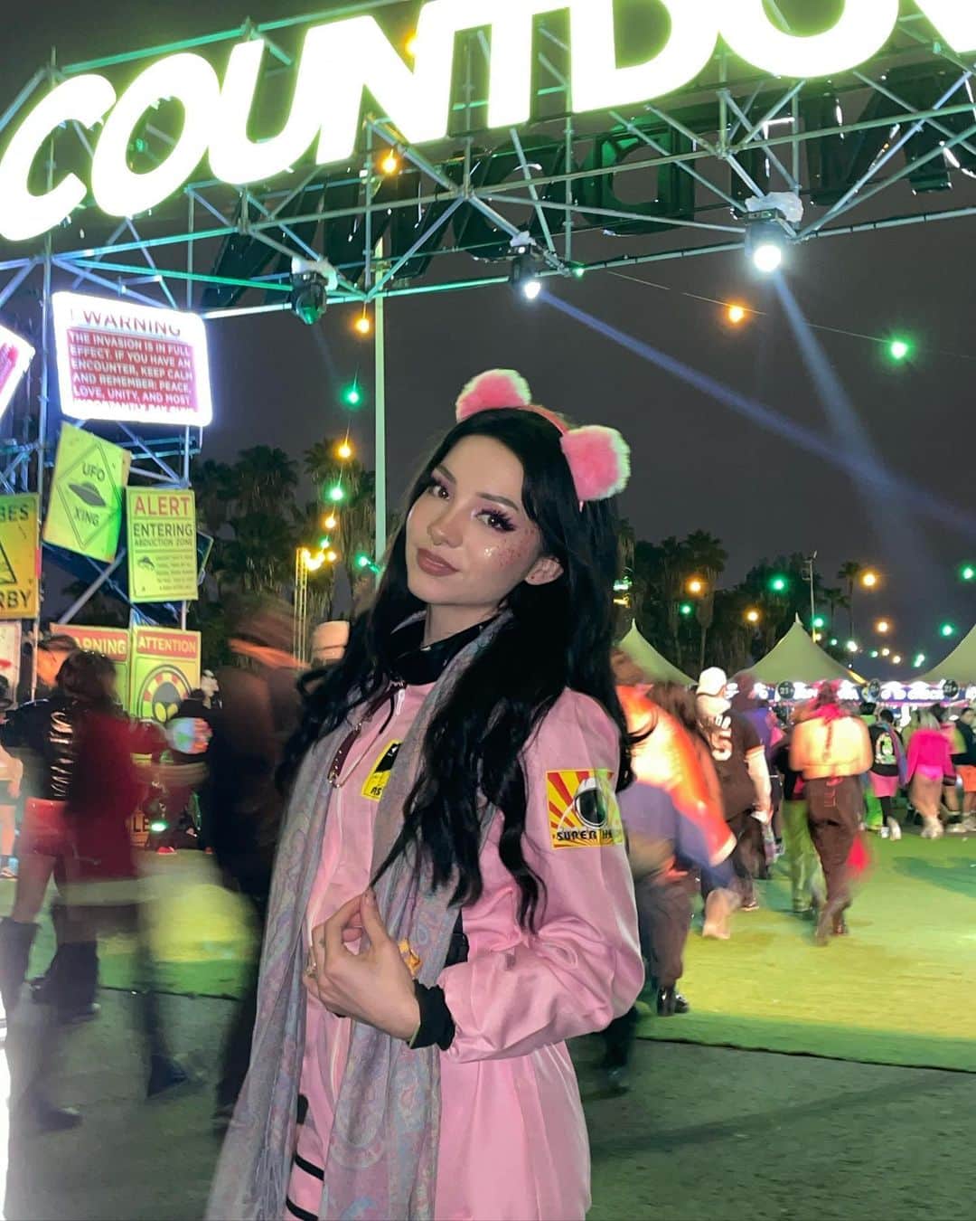 バレンティナ・アコスタ・ギラルドのインスタグラム：「What a good way to finish the year! 👽✨ I finally got to see Galantis with my lovecito❤️🫡, I’m having lots of fun with my friends, I’m again feeling energized, healthy and comfortable with myself and I got to enjoy the raves as I used to, and as I didn’t for a while 🥹✨   Last year at Countdown, I got really sick so I wasn’t able to enjoy it as I would liked to, but over all, it was fun. Like a weird “I’m suffering but I’m vibing” lol. 🥴 I should have known that it was a kind of hint to know how the 2022 was going to be. Oh dear, I don’t know how I survived this year. 🫠  But to be honest, between all that chaos and pain, many beautiful things flourished. 🌱 I started growing out of my fears and insecurities. I leaned a lot of things that my immature self would have not understand unless I go trough the thought times. I built new relationships that I value a lot. I reminded myself of how important my family  is for me and how they are always going to be my safe space. I married the loml in a very special date. I went to one of my favorite places in the world and it reminded me of many things of myself that I forgot. And I continued building a strong relationship with God. ❤️  Well, this year is about to end, and even tho It well earned the title of the worse year of my life so far 🏆😂😭 I’m so grateful for it ❤️ But thank you, next ✨😂 Anyways, this was supposed to be short caption but I got inspired, lol.  I wish y’all an amazing 2023! 🫶🏻 Make this year an important one in your growth and expansion 🌱 continue to follow your dreams, each and everyday and enjoy of the refreshing feeling that gives starting a new year. 🦋」