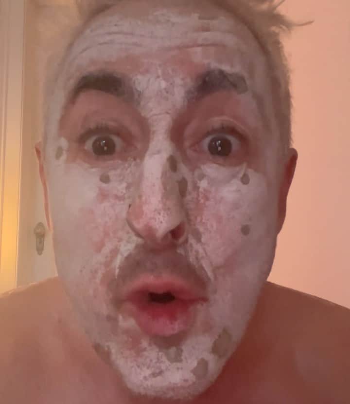 アラン・カミングのインスタグラム：「Happy new year everybody, and a very happy Saturday Night On Broadway!!」