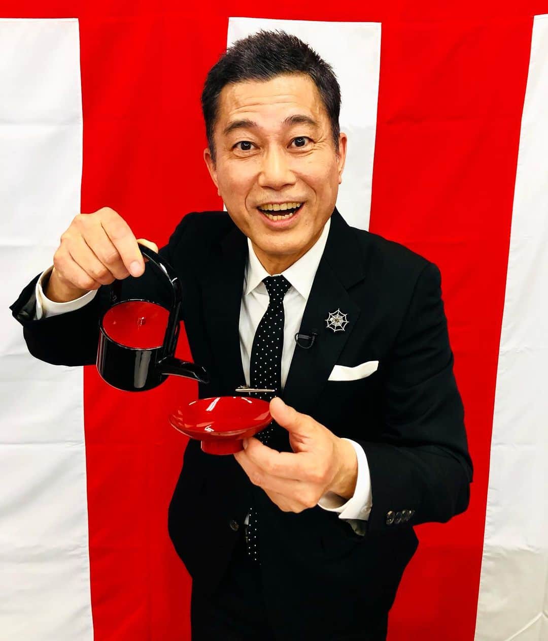 逸見太郎のインスタグラム：「2023年  あけましておめでとうございます🎍  そして、 「緊急年越し！オカルト CD ライブ」 ご覧頂きました皆さま本当にありがとうございました🙏  今年もどうぞ宜しくお願い致します😊  stay safe still and be good‼️  ＃逸見太郎」