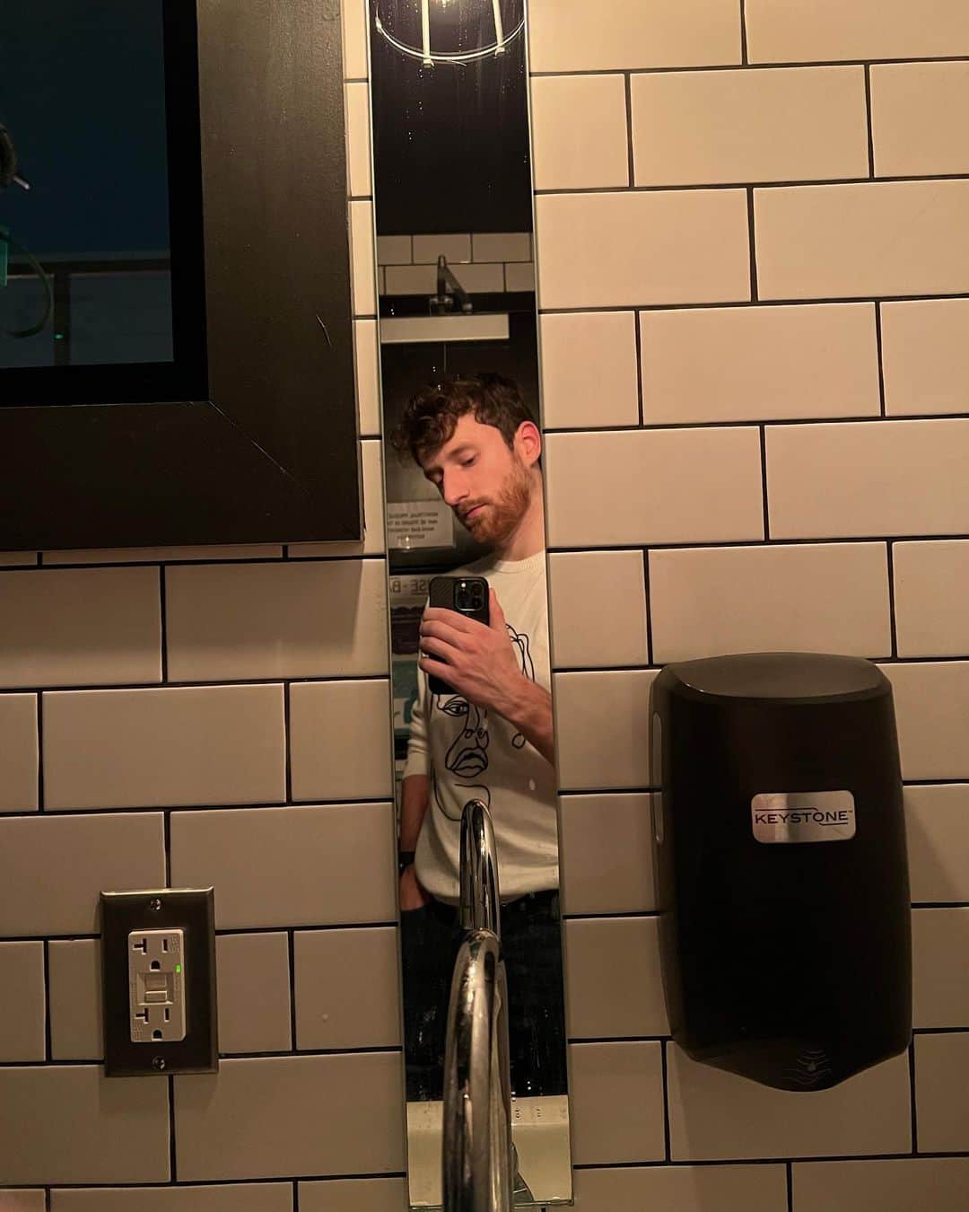 アレックス・ガメリンさんのインスタグラム写真 - (アレックス・ガメリンInstagram)「A year in bathroom selfies pt. 2」1月1日 7時04分 - instagamelin