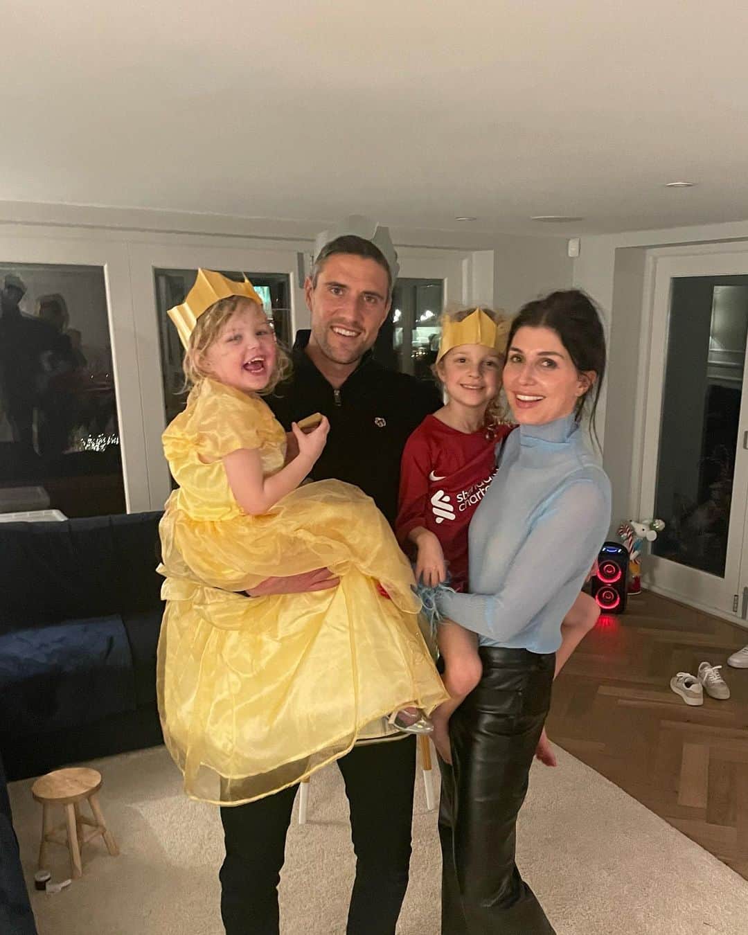 マーティン・ケリーのインスタグラム：「Happy new year to all 🫶 Roll on 2023 👨‍👩‍👧‍👧💍🤵🏻👰🏻‍♀️」