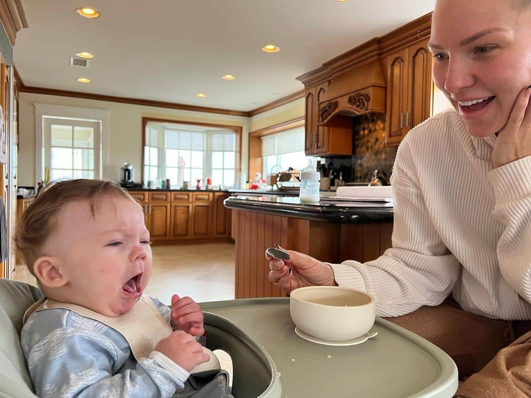 ブライアン・オースティン・グリーンのインスタグラム：「(He wasn’t a fan of applesauce 😂) Happy new year everyone ❤️❤️」