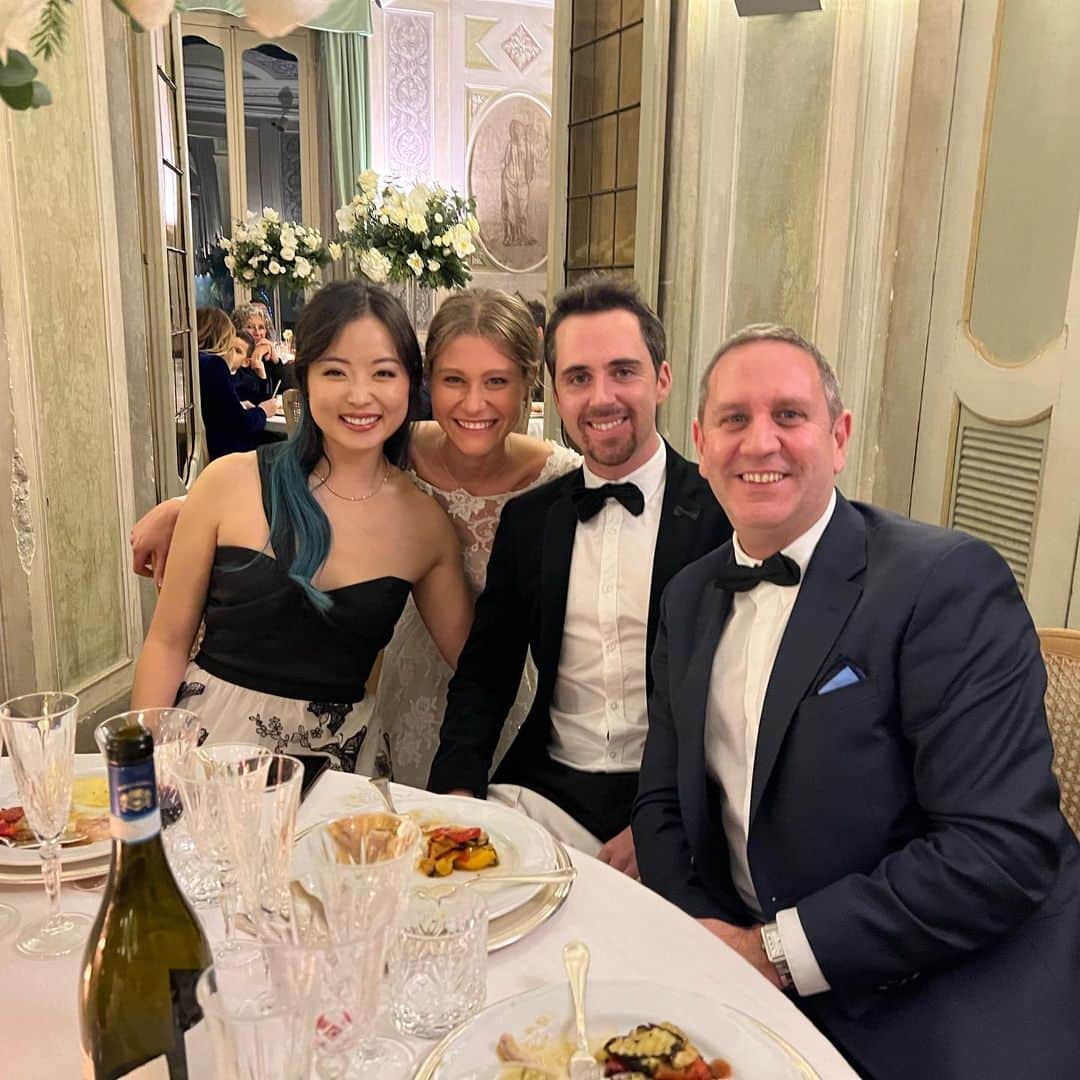 ミン・ユラのインスタグラム：「Cheers to a beautiful evening 🥂 Happy New Years Roomie 🥲 Congratulations Carolina & Matteo ❤️」