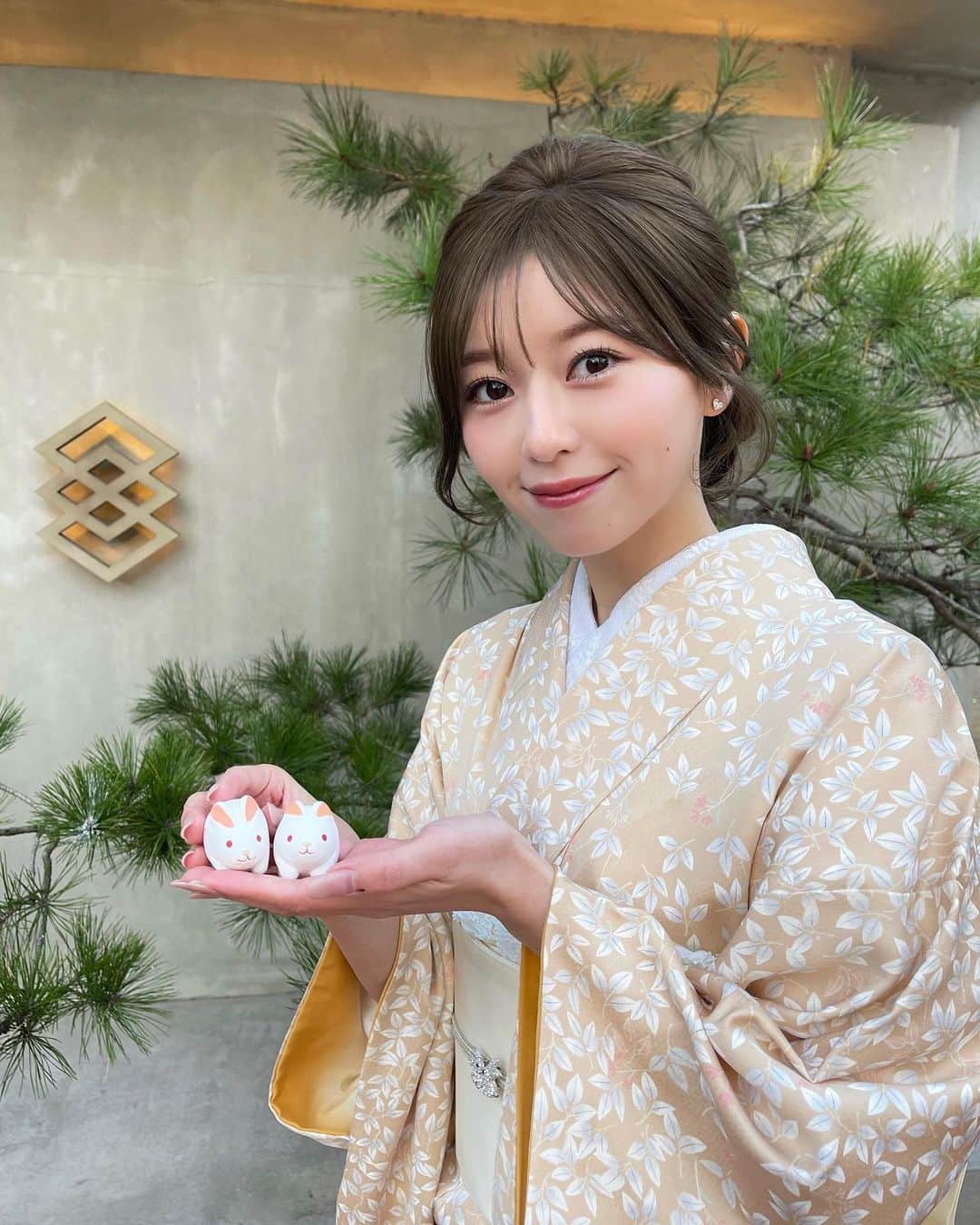 石崎日梨のインスタグラム：「⁡ 2023年🐇🎍 あけましておめでとうございます!! うさぎ年！年女だよ！ぴょ〜んといきます🪄」