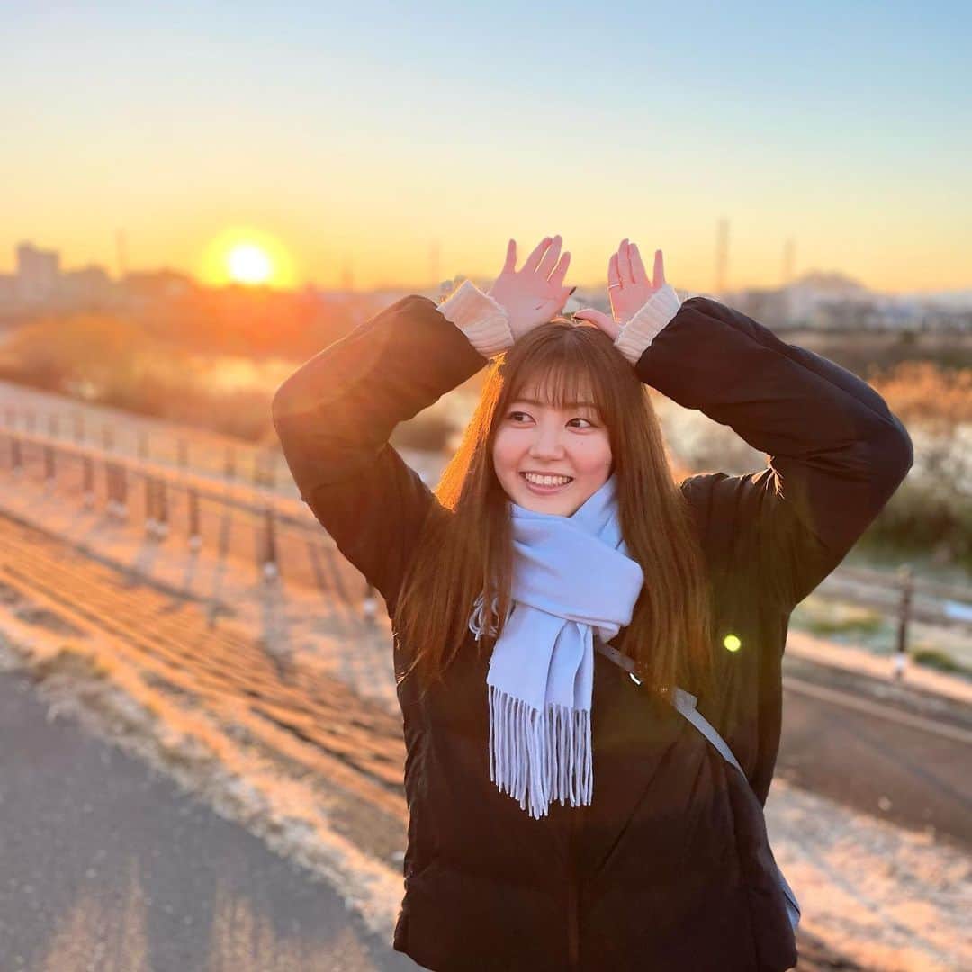 小林優希のインスタグラム：「2023🐰  あけましておめでとうございます🎍✨ 毎年恒例の初日の出！  年女の今年は、兎らしく飛躍の一年に！ また今年も頑張ろう〜〜  #2023」