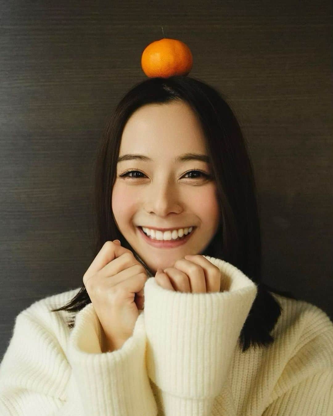 吉高寧々のインスタグラム：「あけましておめでとうございます🐇🍊  今年も笑顔と癒しを みんなにお届け出来るように 頑張りたいと思います！！  今年もよろしくね💖   #吉高寧々」