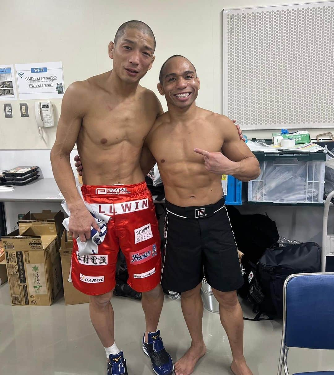 所英男のインスタグラム：「RIZIN40、応援ありがとうございました。 ジョンドット選手　@johndodsonmma 素晴らしい選手で、何もできず負けてしまいました。 過去を変えられる。この日のために格闘技人生を送ってきたんだ。と本気で思い、挑んだ試合でしたが、現実はいつも厳しいです。。 現役を続けている以上、結果も内容も伴わないことが多いし、これからもついて回ると思います。 悔しさと恥ずかしさと申し訳なさで、なかなか前を向いて立ち上がるまで時間がかかりますが、諦めないでこの思いを早く払拭したいです。 春から環境が少し変わり、試合をするのが難しくなるかもですが、カールゴッチさんが仰ってた「フィニッシュホールドはコンディション」という言葉を信じて日々を過ごしていきたいと思います。 RIZIN関係者の皆さん　物凄い大会、そして大晦日にまた参戦させていただきありがとうございました！ セコンドついてくださった勝村さん　@shu.katsumura 金原さん　@kanehara_alpha 萩原くん　@okazu_ohagi ありがとうございました！ そして、所英男を支えてくださる皆さん、所プラスの皆さん、応援してくださった皆さん、練習仲間の皆さん、本当にありがとうございました！　 試合前日のウナギまではパーフェクトでした！ #RIZIN40」