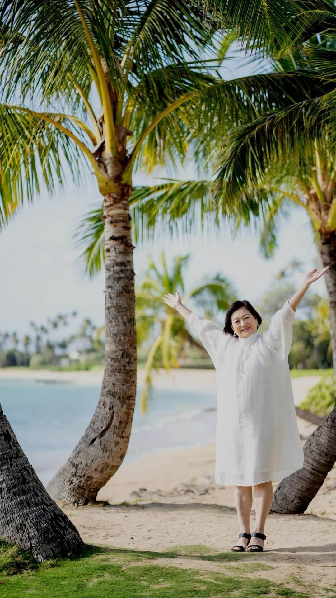 Reiko Lewisのインスタグラム：「明るい太陽のひかりあふれるホノルルから、愛をこめて！新年あけましておめでとうございます。今年も皆さんのことを応援しています！幸せな空間、そしてだれも取り残さない生活空間の創造のお手伝いを沢山させていただきたいと思っています。 #liveclean #livebeautifully #lovefromhawaii #happylife #丁寧に生きる #幸せに生きる  A Happy New Year ! Lots of love from the bright sunlight of Honolulu. I'll be rooting for you all this year! I hope to help you in creating a happy space and a living space where no one is left behind.」