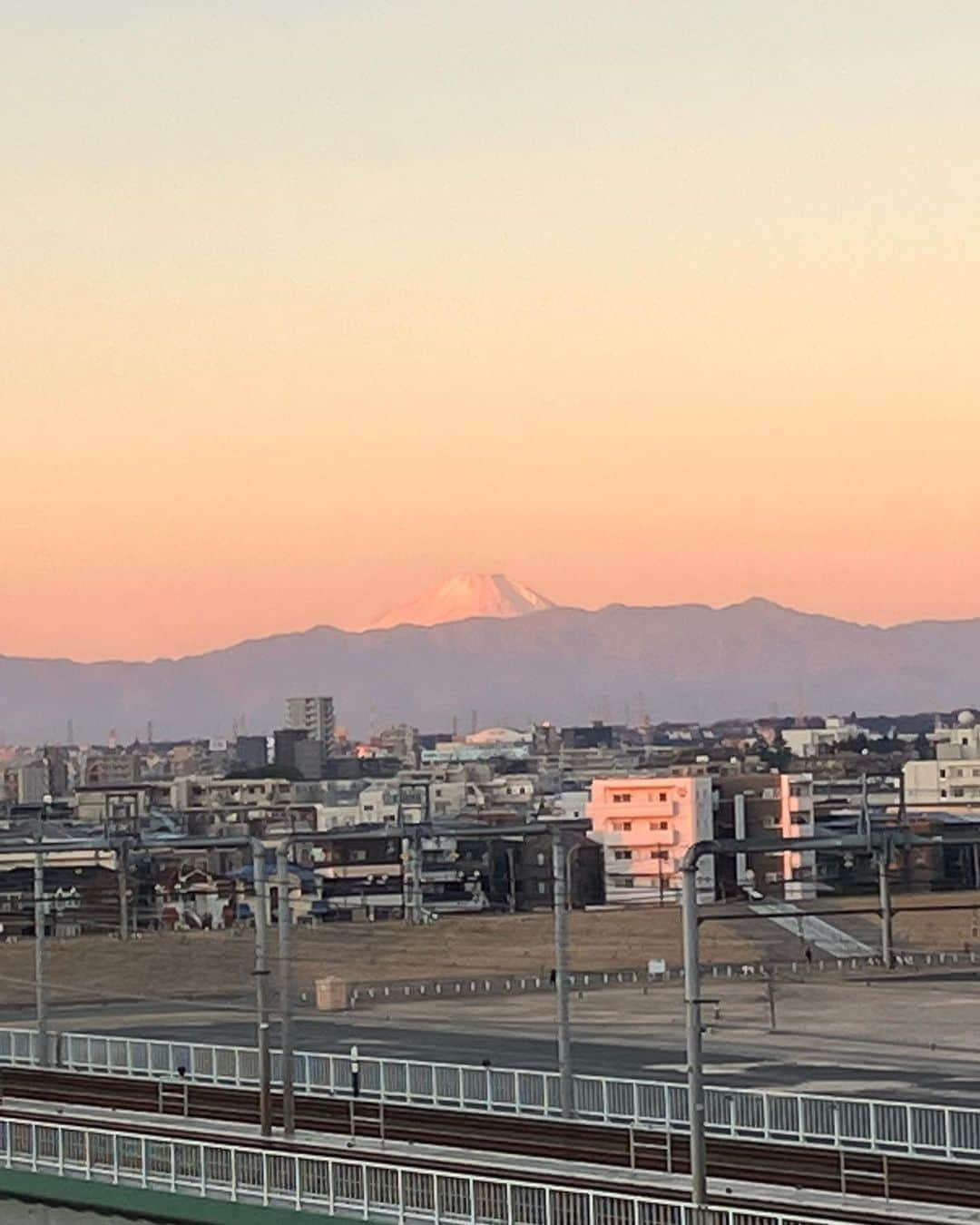 川原洋二さんのインスタグラム写真 - (川原洋二Instagram)「🎍新年明けまして おめでとうございます㊗️  昨年はツアー後、プライベートで少々忙しくなりまして全く発信が出来ず失礼しました。  年明けて気持ち新たに進んでまいりたいと思います。 発信出来るネタを溜めていきます（笑）  皆様におかれましても 良き一年になりますよう、 お祈り申し上げます‼️  本年もよろしくお願い申し上げます😃  今朝は自宅近くの多摩川より（アルバム『LIVE』の撮影もしました）初日の出☀️を見ました！ 綺麗でした。反対側には富士山🗻も綺麗に❗️  #2023  #初日の出 #soundschedule  #サウスケ #正月」1月1日 8時38分 - yohji_kawahara