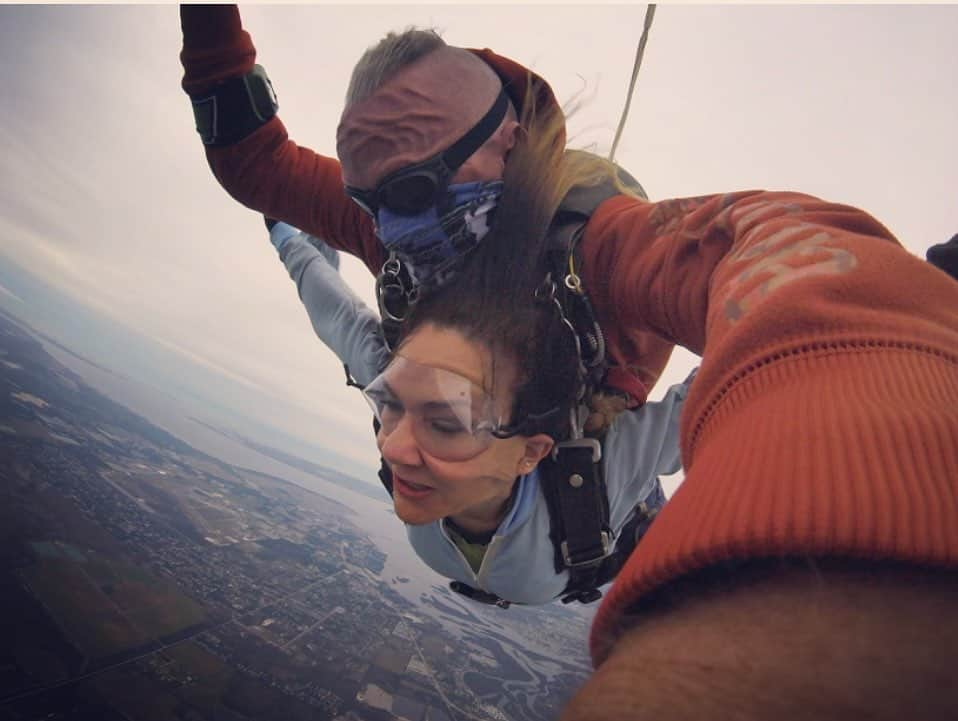 ナディア・ダジャニさんのインスタグラム写真 - (ナディア・ダジャニInstagram)「Here’s to letting go in 2023. For Geeby❤️  Cannot believe i jumped out of a plane tethered to Mad Max Happy New Year! #ME62」1月1日 8時31分 - caughtoffbase