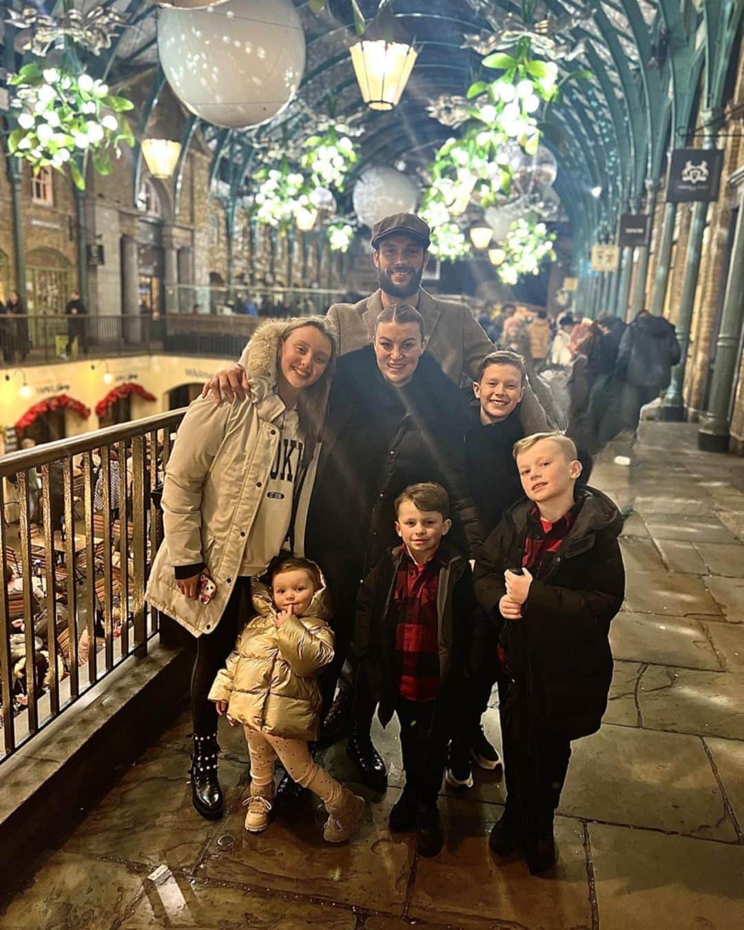 のインスタグラム：「🎉 Happy New Year…Roll On 2023 🎉  @billimucklow ♥️」