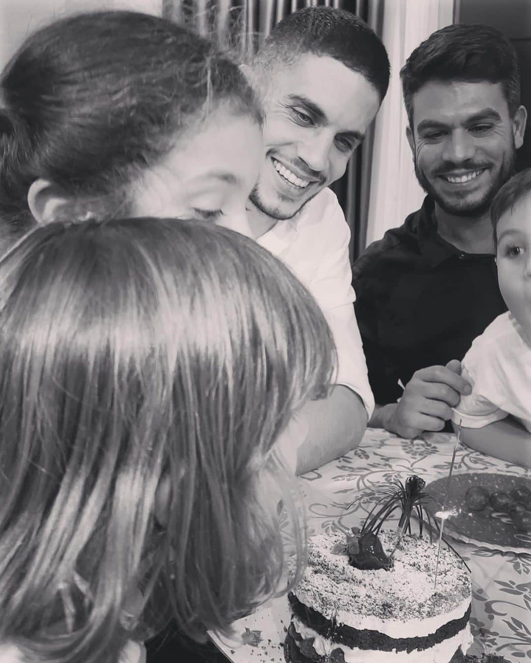 マルク・バルトラのインスタグラム：「Paz, salud y amor. FELIZ 2023 🤍   Gracias a todos y cada uno de vosotros que me acompañasteis en un 2022 inolvidable, tanto en lo personal como en lo profesional. Y gracias a los que estáis y estaréis en este 2023, voy a por ti!! 🚀   #happynewyear #2023」