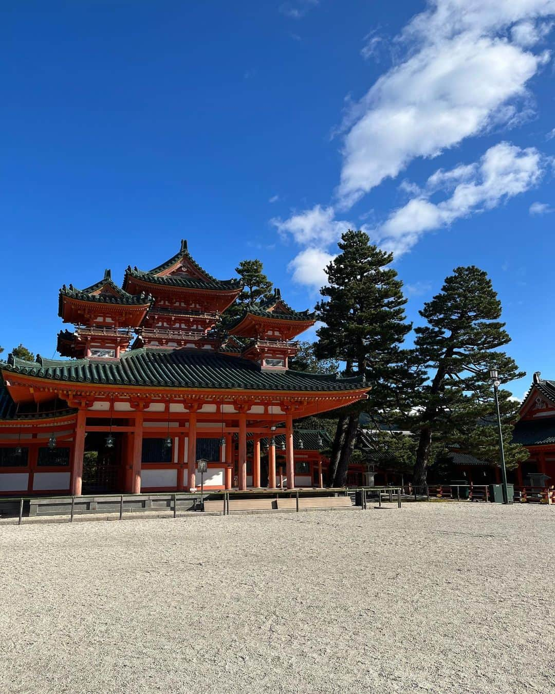 華妃まいあのインスタグラム：「新年明けましておめでとうございます🎍 昨年は新たな出会いがたくさんあり人運に恵まれた年だなと感じました。 . 本日は私自身数年ぶりの元旦公演。 仕事はじめです🥺 本年もどうぞ宜しくお願いいたします🥰」