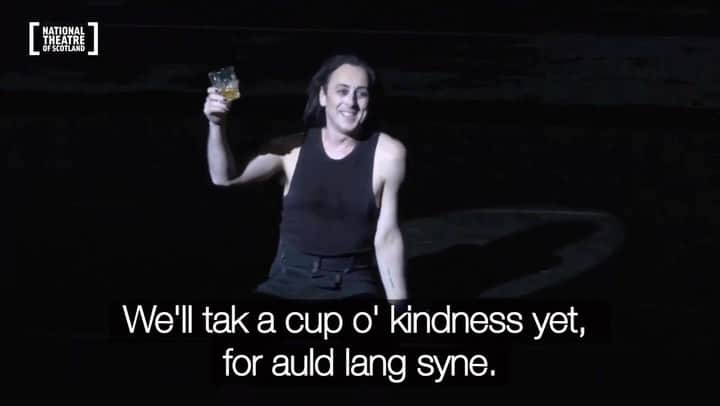 アラン・カミングのインスタグラム：「For auld lang syne, my dears xx」