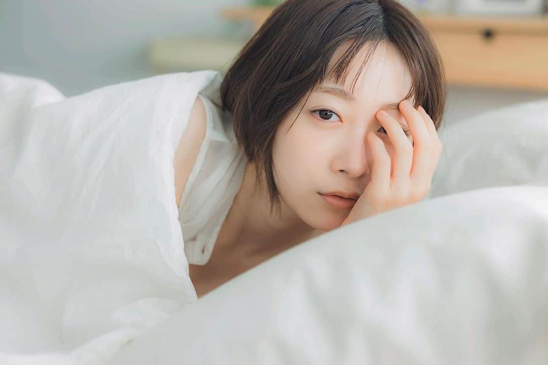 河内美里のインスタグラム：「.  あけましておめでとう御座います🐇🫧  朝早く、家の近くの小さな神社へ初詣に行ってきました。 冷たい空気が清々しくて、 普段は寒いのが苦手な私も少しウキウキしました。  2023年 夏にはこのお仕事を始めて10年目に突入します。  応援してくれる皆様や 支えてくれる周りの人達を大切にしながら  うさぎのようにぴょんぴょんと 自分らしく笑顔で元気に頑張りたいと思います。  .  2023.1.1 河内美里  .」