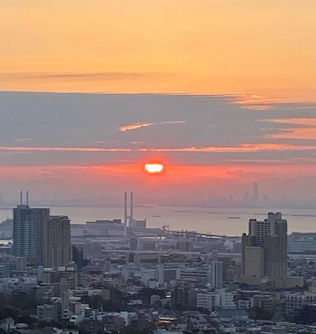 高羽そらのインスタグラム：「新年明けましておめでとうございます。 少し雲が多い2023年神戸の初日の出です。 今年もよろしくお願いします☺️ #神戸初日の出」