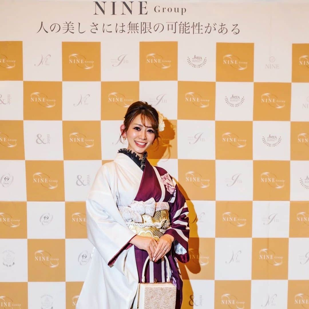 青木梨奈のインスタグラム：「皆様あけましておめでとうございます🎍☆,｡･:*:♪･ﾟ  昨年はいいねやコメント、DMなどたくさん絡んでいただきありがとうございました‪‪❤︎‬  現在主な活動は育乳プロデューサーとして、商品開発、サロンプロデュースですが、今年は新たな挑戦もしていく予定です✨  フォロワーの皆様にももっともっと楽しんでいただけるようにガンバります❤️ リクエストあったらたくさんください♪♪  今年もよろしくお願いします😘  素敵なお着物は、 VASARA銀座店@vasara_ginza で✨ また詳しくアップしますね‪‪❤︎‬  #新年の挨拶 #美容会社 #美容プロデューサー #着物レンタル #美容会社 #NINEグループ #育乳」