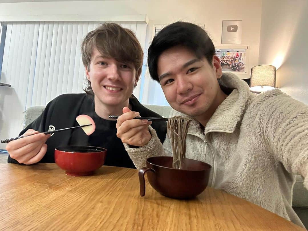 Seigo & Brenのインスタグラム：「We are eating a new year’s soba:) 年越しそば食べてます！ これからお仕事頑張るぞぃ！  #年越し #ちょい風邪気味 #gay #gaycouple #ゲイ #ゲイカップル #夫夫 #husbands #シアトル #Seattle #ワシントン州 #Washington #loveislove #Pride #LGBTQ #アメリカ生活 #husbandandhusband #Japan #日本」