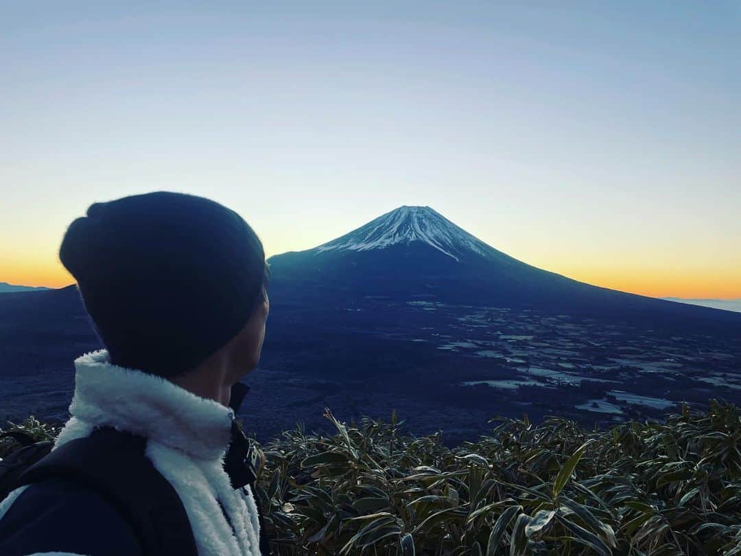 平野泰新さんのインスタグラム写真 - (平野泰新Instagram)「あけましておめでとうございます。  ダイヤモンド富士を見に元日から竜ヶ岳に登ってまいりました。  今年もどうぞ宜しくお願いします🤲  #あけおめ #竜ヶ岳 #登山 #ダイヤモンド富士」1月1日 9時20分 - taishin_hirano0215