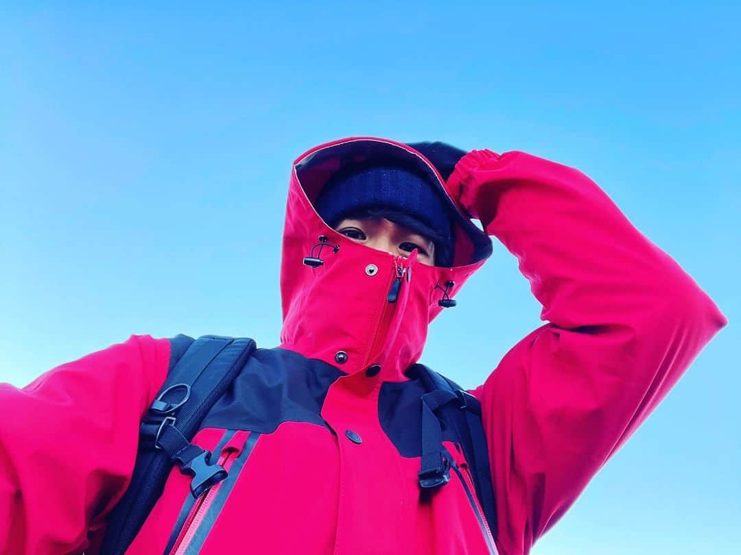 平野泰新さんのインスタグラム写真 - (平野泰新Instagram)「あけましておめでとうございます。  ダイヤモンド富士を見に元日から竜ヶ岳に登ってまいりました。  今年もどうぞ宜しくお願いします🤲  #あけおめ #竜ヶ岳 #登山 #ダイヤモンド富士」1月1日 9時20分 - taishin_hirano0215
