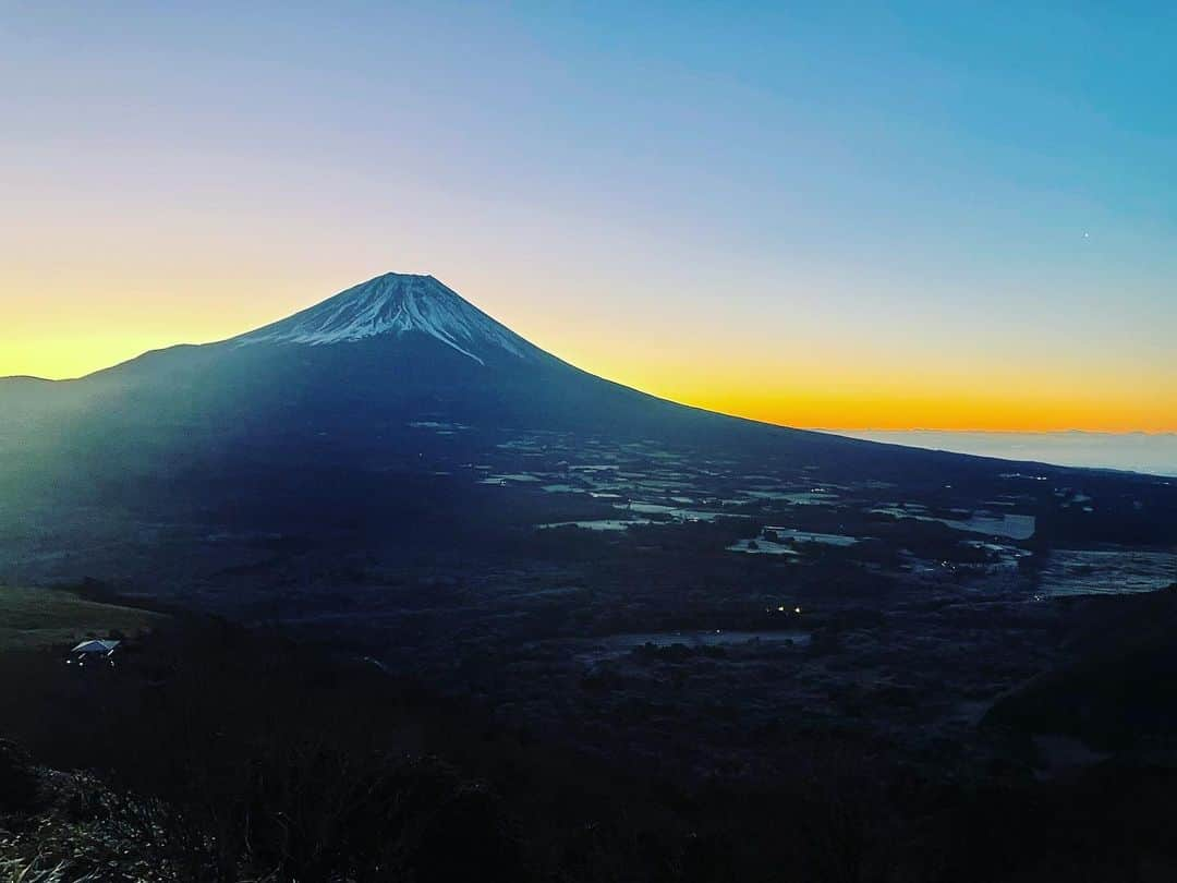 平野泰新さんのインスタグラム写真 - (平野泰新Instagram)「あけましておめでとうございます。  ダイヤモンド富士を見に元日から竜ヶ岳に登ってまいりました。  今年もどうぞ宜しくお願いします🤲  #あけおめ #竜ヶ岳 #登山 #ダイヤモンド富士」1月1日 9時20分 - taishin_hirano0215