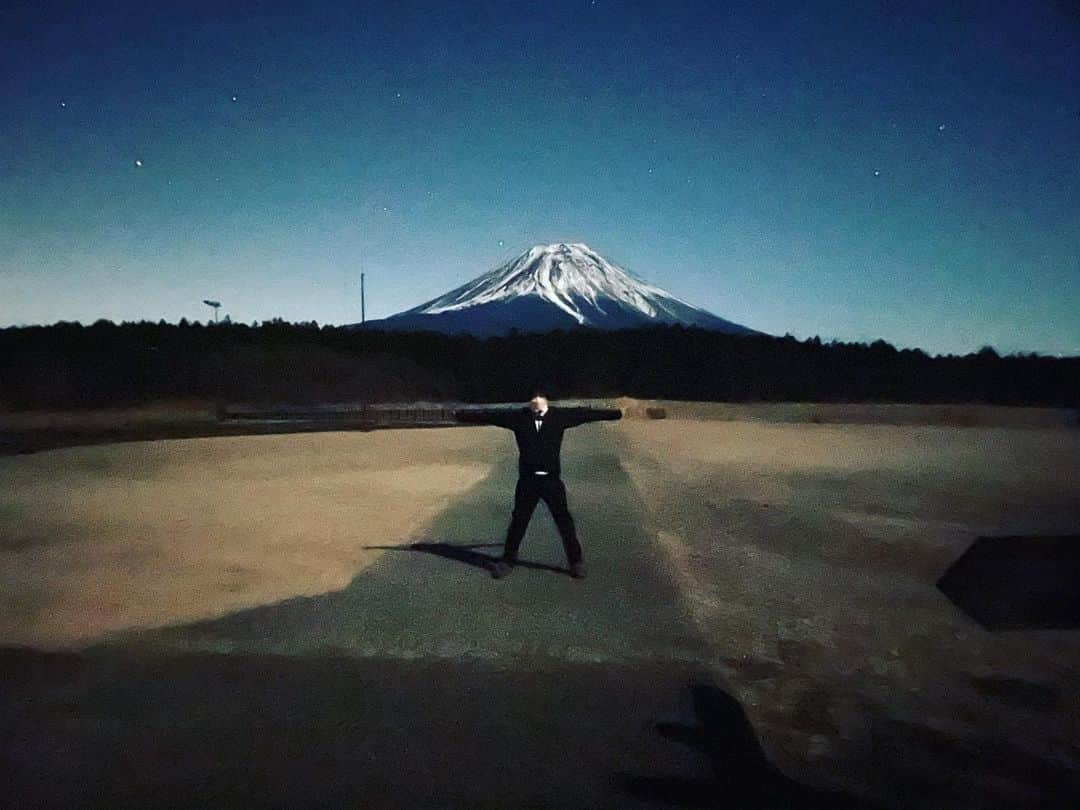 平野泰新のインスタグラム：「あけましておめでとうございます。  ダイヤモンド富士を見に元日から竜ヶ岳に登ってまいりました。  今年もどうぞ宜しくお願いします🤲  #あけおめ #竜ヶ岳 #登山 #ダイヤモンド富士」