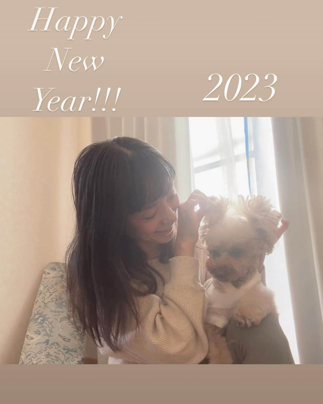 新井利佳のインスタグラム：「✨🎍明けましておめでとうございます✨⛩🎍🐇 今年もよろしくお願いします(* ˊᵕˋㅅ)  昨年は青空ヨガや、オンライン、プライベート等等で沢山の方々にお会いできて充実した一年となりました！  今年も みんなにとって 明るく楽しい1年になりますように♡*. ﾟ  新年快樂🎍㊗️✨☺️🌅⛩🐇 大吉大利🤲🏻🙆🏻‍♀️☺️☺️🤎🤎🤎  Cocoはもう眠いみたい🥱💤  #happynewyear #happynewyear2022 #hello2022 #あけましておめでとうございます #あけましておめでとう #今年もよろしくお願いします  #新年快樂 #跨年 #新的一年 #新井利佳」