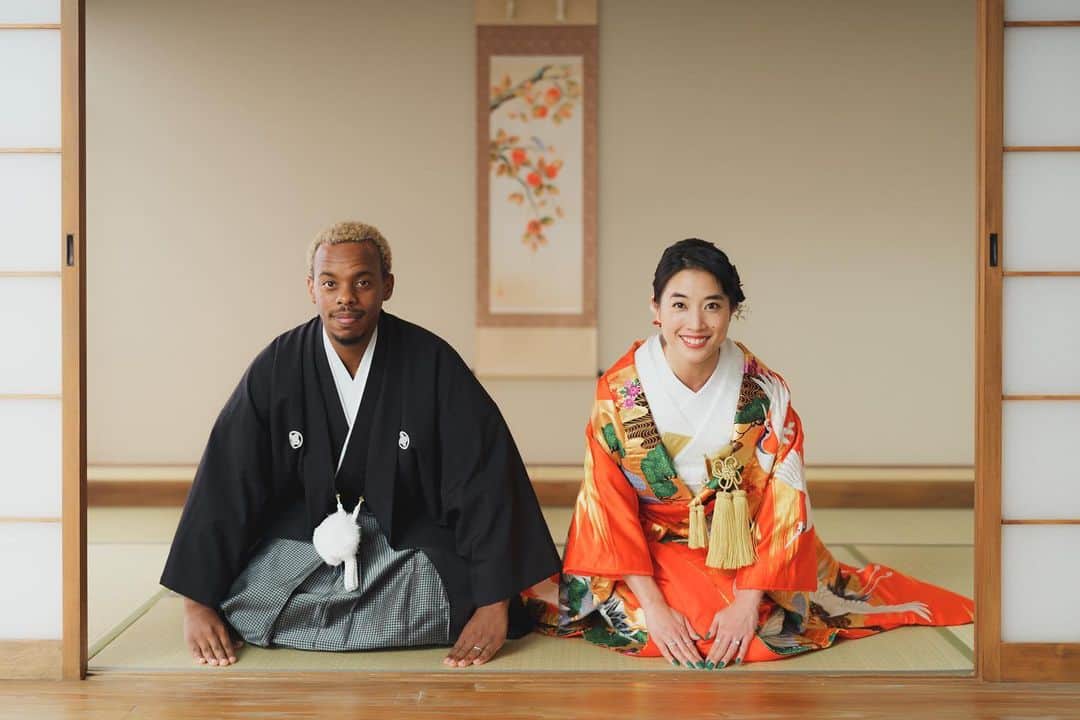 のインスタグラム：「HAPPY NEW YEAR FROM JAPAN!!!!! 🇯🇵🎍🌅🫰  新年明けましておめでとうございます！！🌞 今年もどうぞよろしくお願いします。✨✨  Since we couldn’t have our wedding in Japan, we decided to shoot Japanese wedding photos while we are here. 👘♥️ @lilbuckdalegend   この間撮ってもらった和装ウェディングフォト。🫶♥️ @minoru.deco.ph さん、素敵に撮って頂いてありがとうございました！🥹  @studioaqua_omiya   #謹賀新年 #あけましておめでとうございます #賀正 #お正月 #ウェディングフォト」
