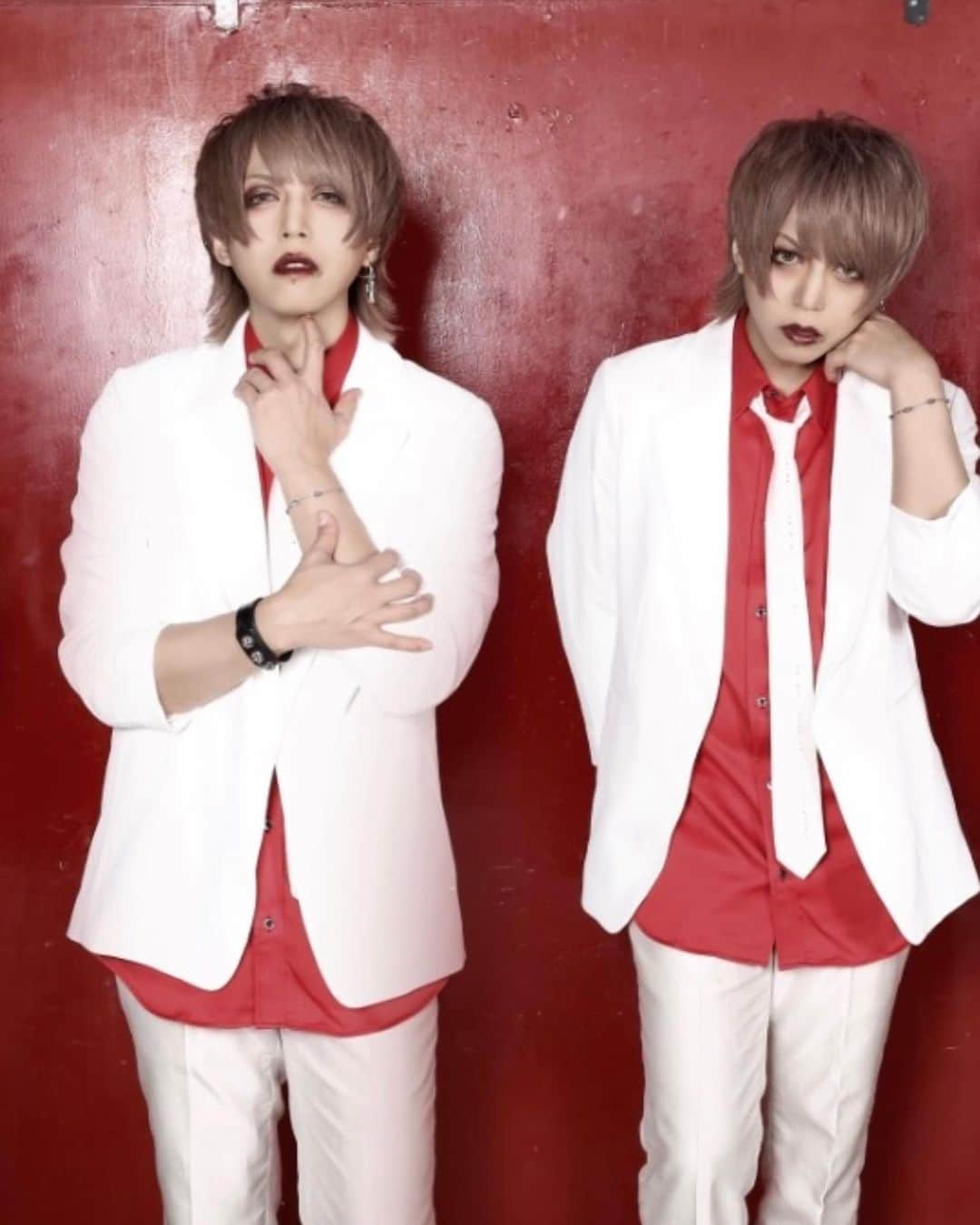 のインスタグラム：「新年あけましておめでとうございます！ 2023年も音楽で生きていこうと思ってます。 僕は喋るよりも音でコミニュケーション派です。 正月ぽい写真がないので…紅白で。」