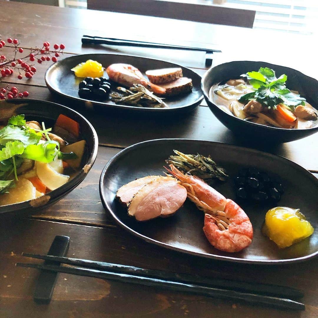 仲谷亜希子さんのインスタグラム写真 - (仲谷亜希子Instagram)「明けましておめでとう御座います🎍 都内は良いお天気ですなー🌞 我が家は今年から年賀状や本格御節を卒業して楽ちんなお正月を過ごしています。御節に関しては好きなメニューのみ準備して、結果食べ残しも無く清々しい😄 娘は初めてのお餅を気に入ったようです🎵 #happynewyear #newyear #新年のご挨拶 #明けましておめでとうございます」1月1日 9時36分 - aki_chan818