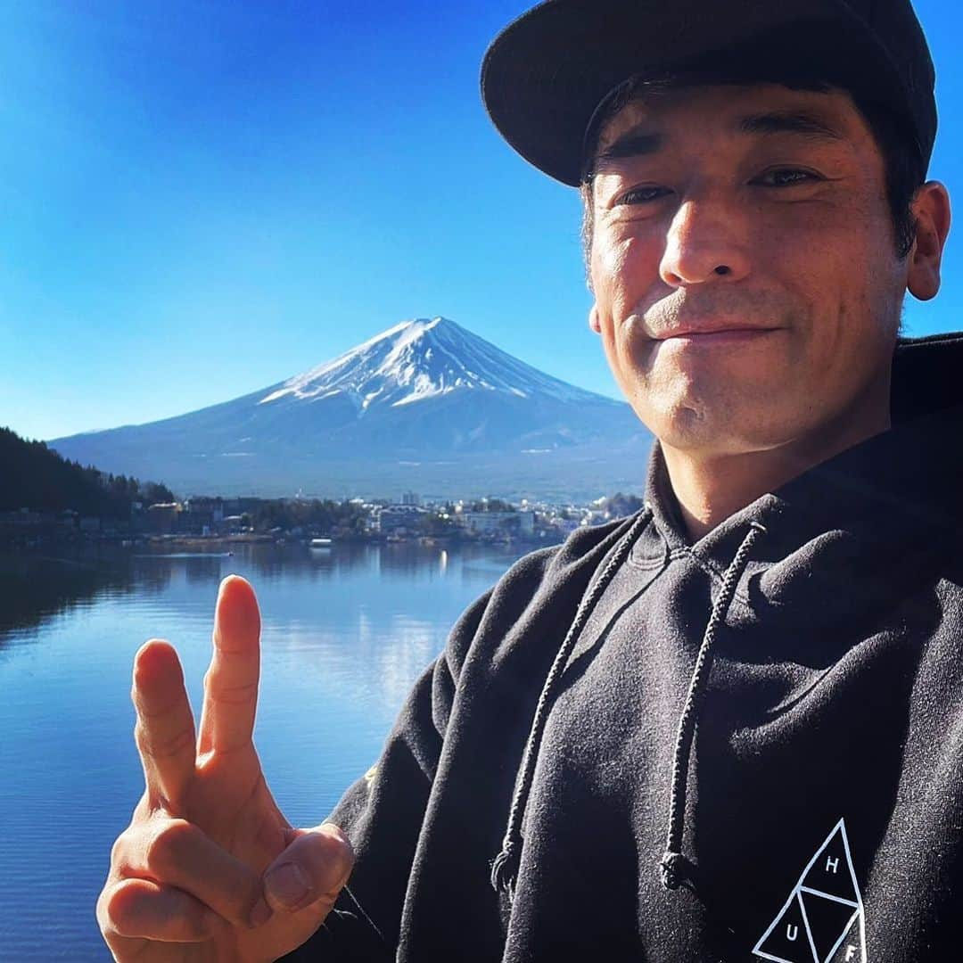 佐藤隆太のインスタグラム：「新年明けましておめでとうございます‼️🌅 2023年もどうぞ宜しくお願い致します🙇🏻 皆さんと一緒に楽しめる面白い事とたくさん出会えますように🙏」