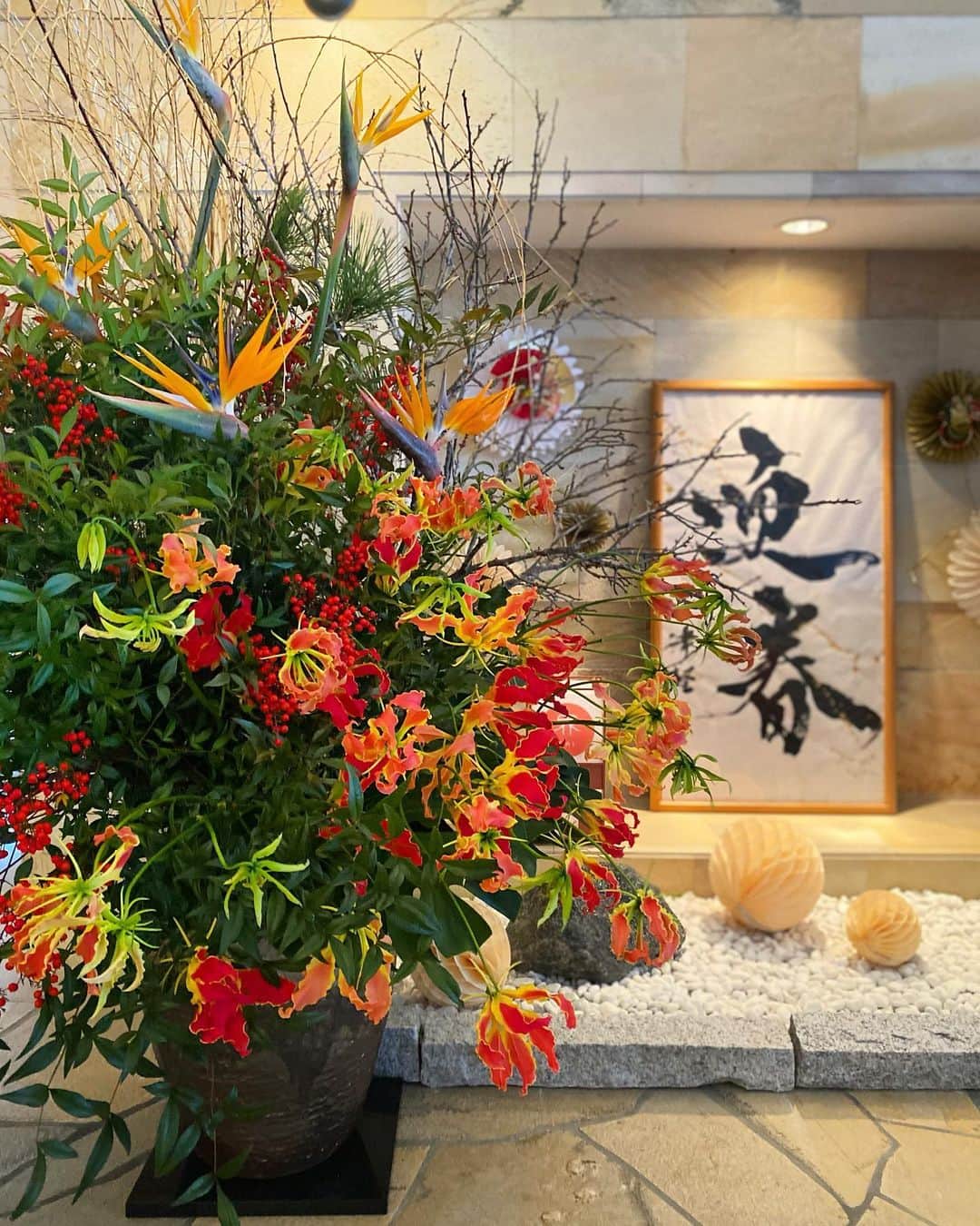 Mai Wakimizuのインスタグラム：「新年あけましておめでとうございます♡カウントダウンは子供達が寝てる横で主人におんぶしてもらいながらjumpで迎えました＼(^o^)／笑 私に関わって下さる全ての皆様、今年もどうぞよろしくお願いします♡ 2023.1.1元旦 #2023#元旦#謹賀新年#あけましておめでとうございます#happynewyear」