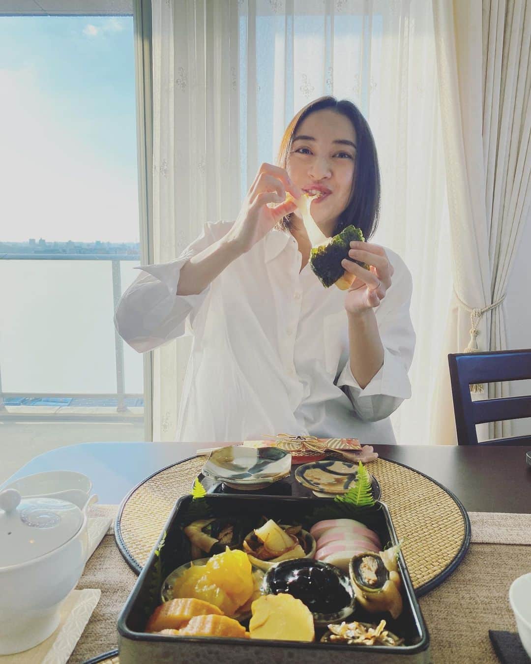 のインスタグラム：「皆さま明けましておめでとうございます🎍 早くに目が覚めて、朝日を感じながらゆったりとお重に詰めました。仕事で海外に長期滞在したり、去年は初めての経験が沢山できたなぁ、人生これからだなぁ、なんてしみじみ思いながら。 今年も写真のお餅のように、のびのびと楽しく過ごしたいと思います😬 相変わらずマイペースな私ですが、今年もどうかお付き合い下さいませ！ 2023.1.1」