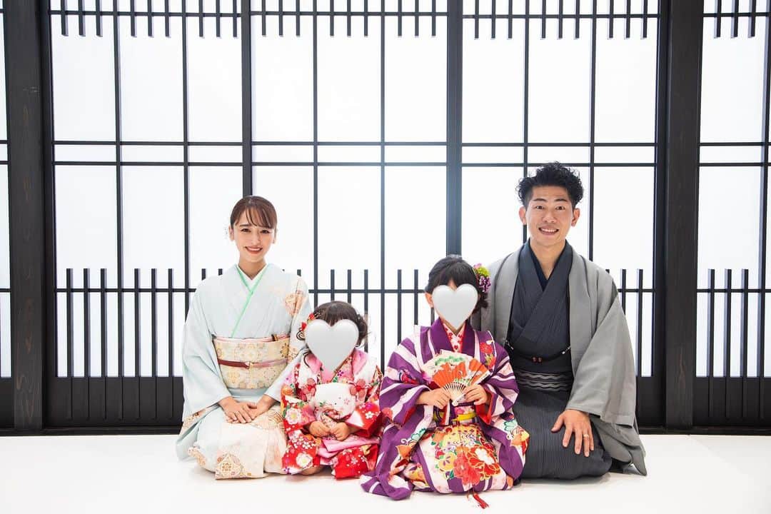 近藤千尋のインスタグラム：「新年、 明けましておめでとうございます⛩🎍💓  2023年も皆さんが健康で 笑顔溢れる幸せな一年になりますように✨☺️  今年も太田家を よろしくお願いします🐰💕  今年の年越しは 東京の家で両親と家族でまったり 過ごしました🥰🫶🏻  じぃじばぁばのおかげで ちょこっと初詣にもいけて 寝不足のまま お雑煮とおせちを食べるという 幸せな朝です🍱笑❣️」