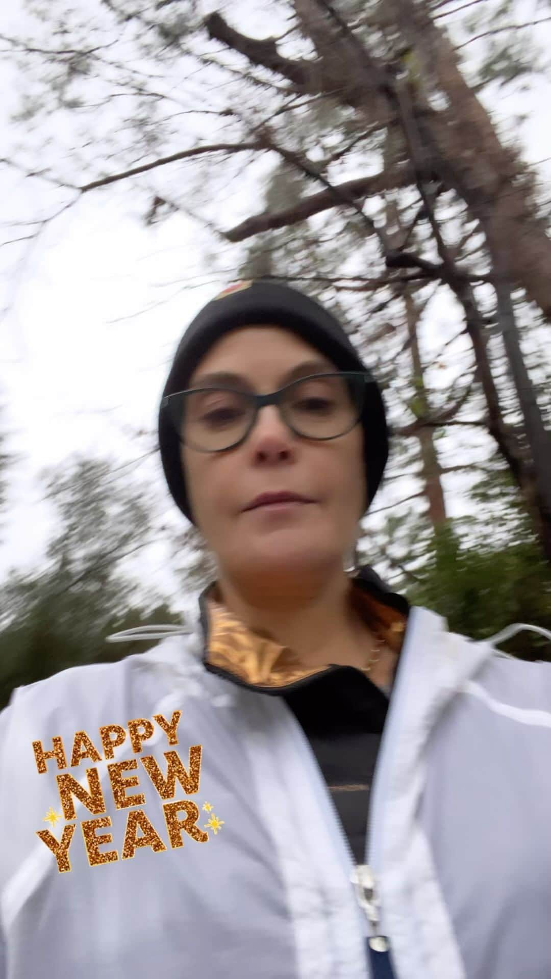 テリー・ハッチャーのインスタグラム：「Happy New Year. Some #newyear #philosophy from my rainy day walk. I hope you all enjoy a 2023 that’s healthy, fulfilling, and thriving. #meditaion #reflection #nature #intentions」