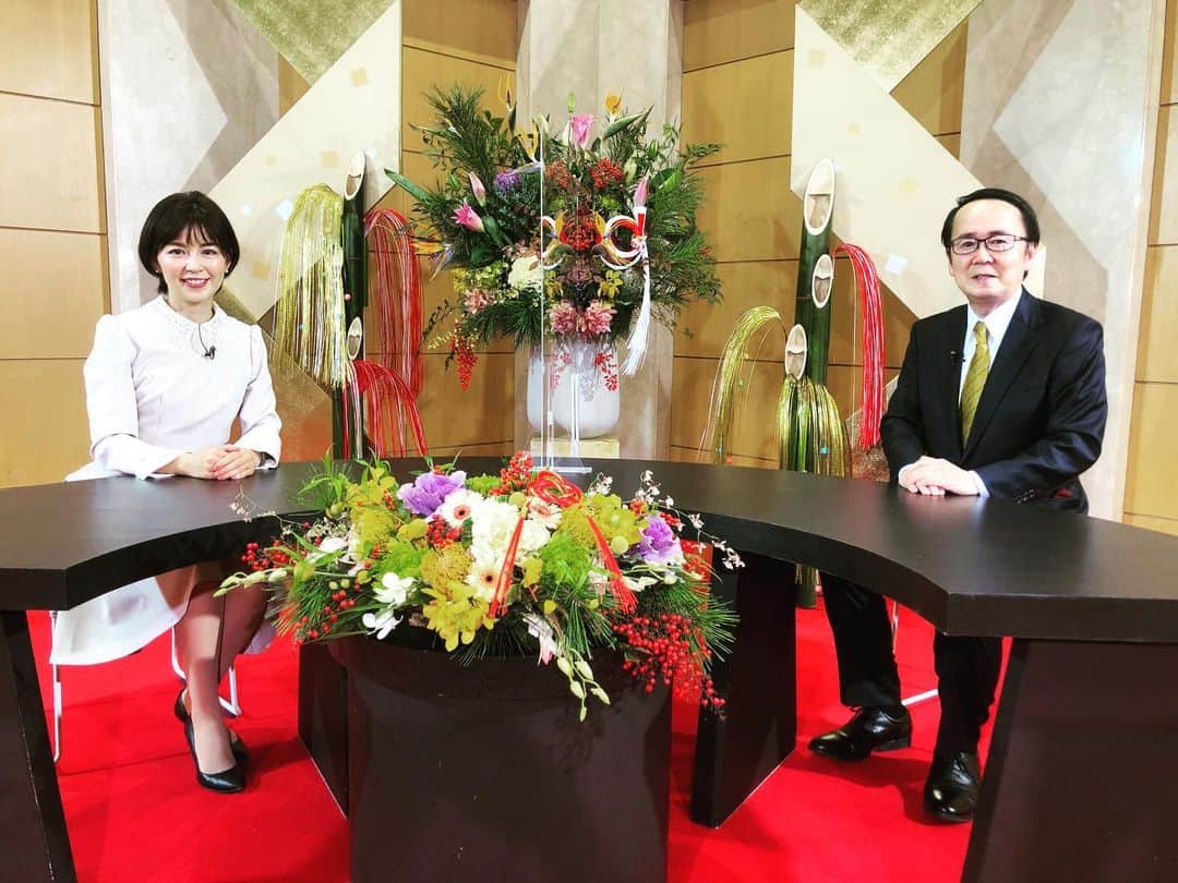中野美奈子のインスタグラム：「明けましておめでとうございます🎍 本年もよろしくお願いいたします。  さて、明日1月2日朝6時30分からOHKにて 香川県の新リーダー池田豊人知事と「子育て」や「女性の活躍」という視点で２０２３年の県政運営について対談いたします。  「子育て支援」を最も重要な政策と位置付けている池田県政の取り組みを中心に「人口減少」「女性の再就職支援」の等について知事にお話を伺いました。  岡山、香川エリアでの放送です。 ぜひご覧ください🐇  #OHK #池田豊人知事  #香川県知事 #県政運営  #うどんだけじゃない香川県  #中野美奈子 #緊張でテカテカ」