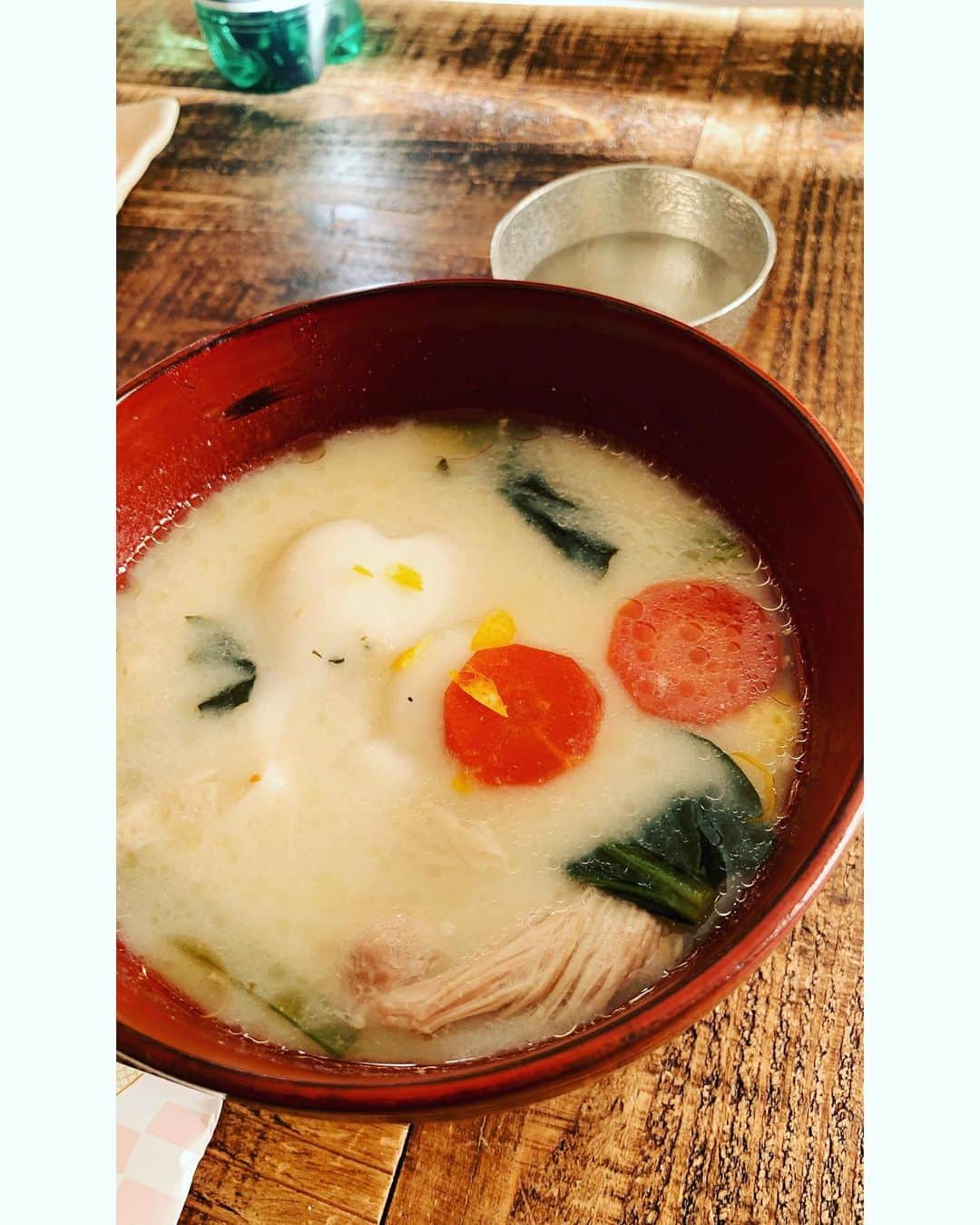 井上貴美のインスタグラム：「2023年は白味噌のお雑煮でスタート。  大晦日には生蕎麦の茹で方を失敗し、しばらく部屋のすみで体育座りな気分でしたが そんな気持ちは2022年に置いてきました🤲🏻  昨年は変化の年。 今年も色々挑戦していきたいです。  そして、告知です！ 本日21:00〜テレビ朝日「相棒元日スペシャル」 今年も参加させて頂きました。  2023年も嬉しい幕開け。 本年も宜しくお願いします🐰」