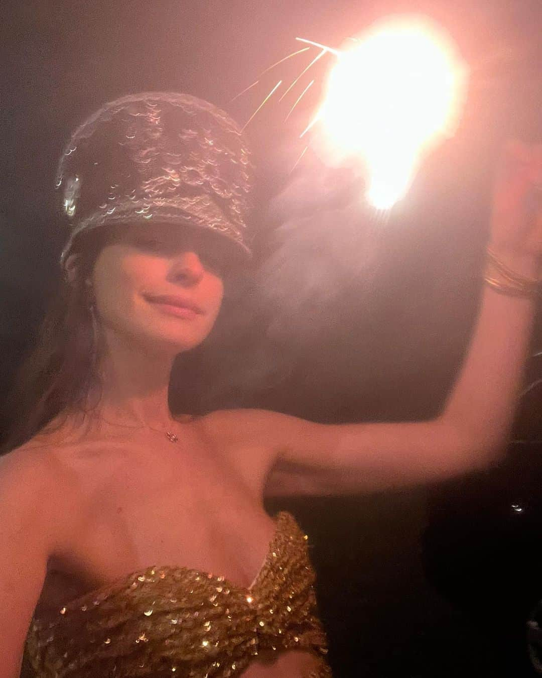 アン・ハサウェイさんのインスタグラム写真 - (アン・ハサウェイInstagram)「✨ Happy New Year ✨」1月1日 10時41分 - annehathaway