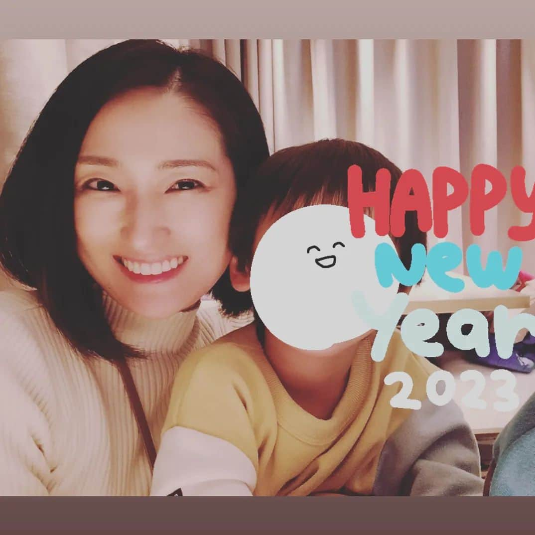 宮下ともみのインスタグラム：「2023年も家族みんなが健康で、子どもたちと一緒に成長しながら笑顔たくさんの一年になるよう頑張ります♥ 今年もよろしくお願い致します🎍✨  #2023 #お正月 #なるべく無添加生活 #健康管理  #家族の幸せ #男の子ママ」