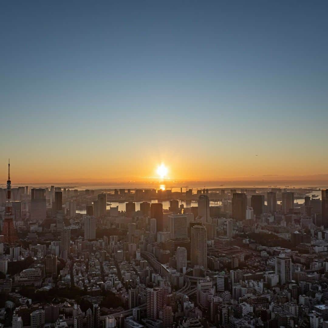 Tokyo City View 六本木ヒルズ展望台さんのインスタグラム写真 - (Tokyo City View 六本木ヒルズ展望台Instagram)「🎍明けましておめでとうございます。 今年も六本木ヒルズ展望台から絶景をお楽しみください。  🐇お正月も営業しています！ ・東京シティビュー ：10:00～22:00（最終入館 21:00）  ・スカイデッキ ：11:00～20:00（最終入場 19:30） ※雨天、荒天時クローズ https://tcv.roppongihills.com/jp/   東京シティビュー では、松任谷由実（ユーミン）の魅力を体感する過去最大規模の展覧会「YUMING MUSEUM」を開催中！ https://tcv.roppongihills.com/jp/exhibitions/yuming/  #六本木ヒルズ展望台 #スカイデッキ #東京シティビュー #初日の出 #お正月 #展望台 #絶景 #景色 #ユーミン #松任谷由実 #SkyDeck #TCV #Tokyo #tokyocityview #sunriseonNewYearsDay #NewYear #japantravel #tokyo #roppongi #YUMING #YumiMatsutoya #travelgram #japantrip #japan_daytime_view #japan_of_insta #bestjapanpics #tokyomuseum #artoftheday」1月1日 10時45分 - tokyocityview