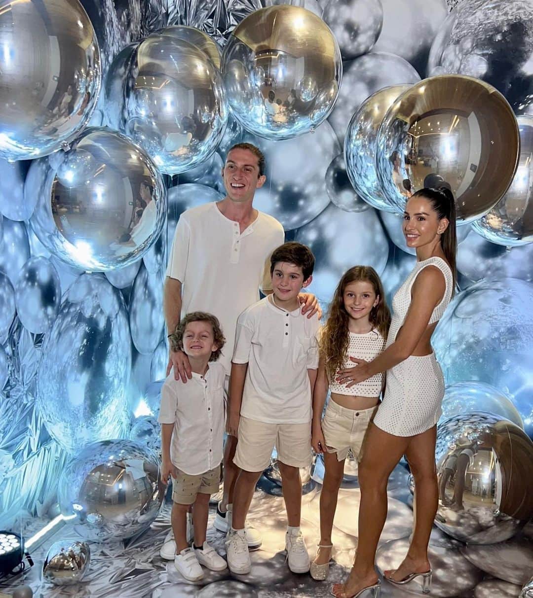 フィリペ・ルイスのインスタグラム：「Feliz 2023 a todos. 2023 vai ser um grande ano. ❤️」