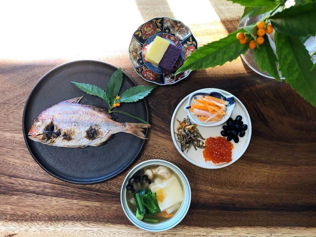 白羽ゆりのインスタグラム：「あけましておめでとうございます🎍🎍  年末年始は実家に帰省する予定でしたが、ルルーの体調が良くないのでこのまま東京でゆっくり過ごす事にしました。  簡単お節✨✨  お雑煮は鶏と鰹節のお出汁です。 実家のふるさとの味！  小松菜は昨年名古屋バージョンで作った時に良いなと思って、今年もやってみました！  鯛はお魚屋さんで鱗と内臓を取って貰ってたので焼くだけですが、なんだか豪華ですね。ちょっと焦げました…  手作り感満載ですが、これからもちょっとずつレパートリーが増えたら良いなぁ思ってます！  黒と白のお皿は同じジニー役の馬渕っちゃんに誕生日プレゼントとして貰ったものです。ありがとう😍  私は１月４日からハリーポッター始まります。  お待ちしてます💕  本年もどうぞよろしくお願いします🥰🥰🥰」