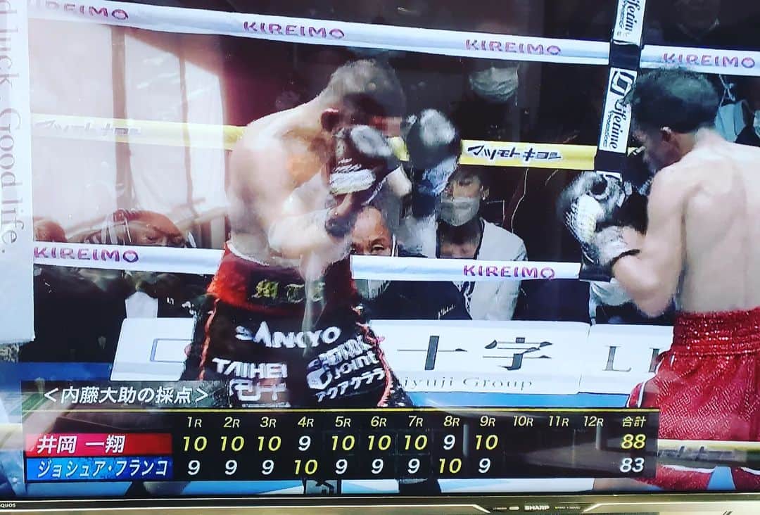 のインスタグラム：「昨日「プロボクシングWBA、WBO世界スーパーフライ級王座統一12回戦」の解説をさせていただきました 僕は気がつきませんでしたが会場のビジョンとお茶の間のテレビに僕と内山くんが付けた採点が公開されたみたいですね 一応言っておきます この写真に出ている採点と実際に書いた僕の採点違います😓 なんでこうなったんだか・・・💧」