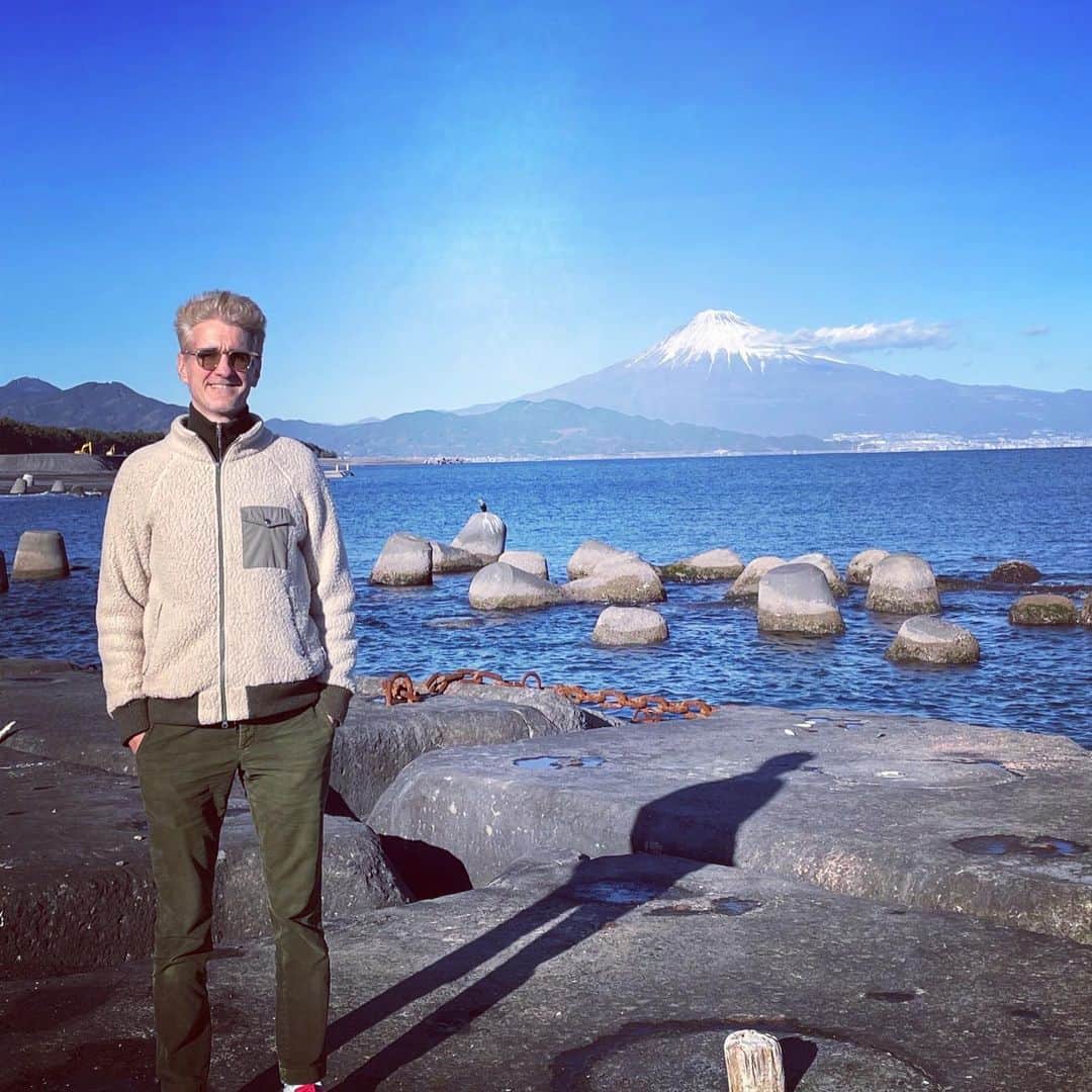 フローラン・ダバディーのインスタグラム：「🎍Happy New Year 🐇 　　　恭賀新年  心豊かな一年になりますように  To begin the new year a famous power spot and a collection of lucky 🍀 symbols from the far-east; for all my friends looking forward to traveling to Japan soon, winter is a beautiful season🐋」